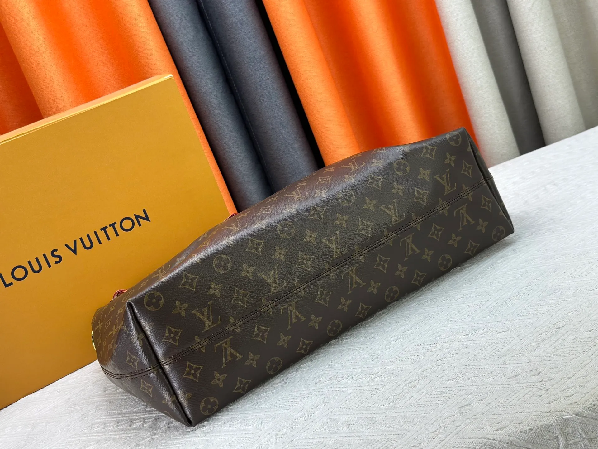 P300 upgrades the original M25877 Again bag, a new interpretation of the iconic Artsy design first launched in 2010, now more flexible, more iconic and more refined. Rooted in LV’s DNA, this bag pays homage to Louis Vuitton’s craftsmanship with its classic Monogram canvas base, hand-woven handles and customizable name tag. It's spacious enough to hold a laptop and opens to reveal multiple pockets. Gold hooks can be used to hang playful accessories! ! Size:50x30x15.5CM