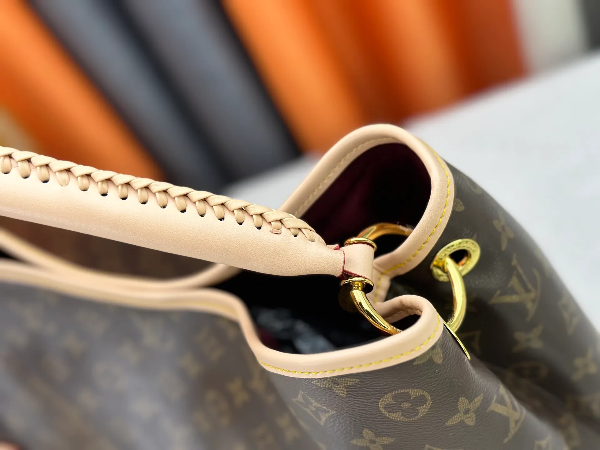 P300 upgrades the original M25877 Again bag, a new interpretation of the iconic Artsy design first launched in 2010, now more flexible, more iconic and more refined. Rooted in LV’s DNA, this bag pays homage to Louis Vuitton’s craftsmanship with its classic Monogram canvas base, hand-woven handles and customizable name tag. It's spacious enough to hold a laptop and opens to reveal multiple pockets. Gold hooks can be used to hang playful accessories! ! Size:50x30x15.5CM
