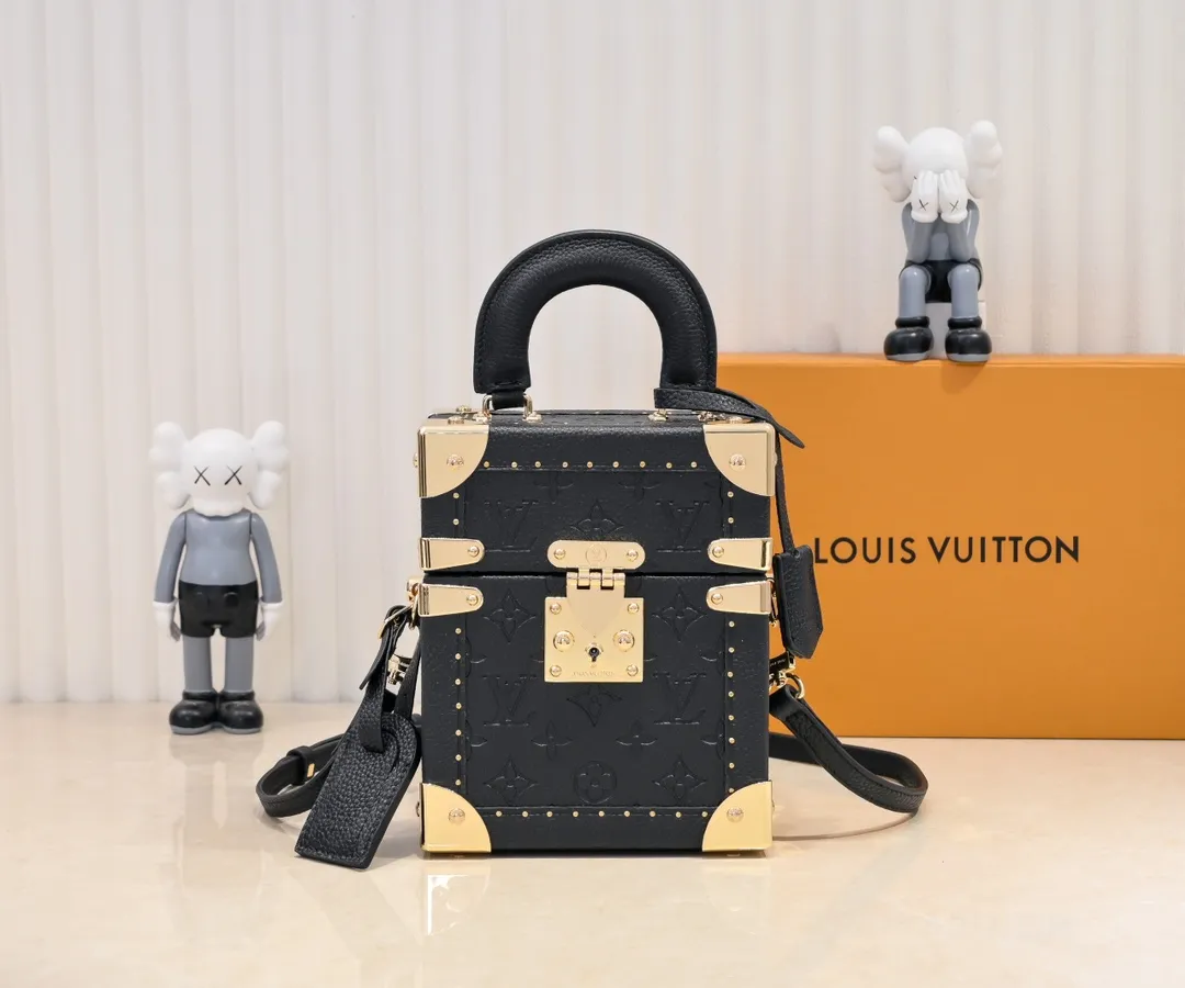 Batch 600💰Upgraded original version💪🏻【Exclusive real shot M10079 Presbyopia】Small and large in capacity, the Camera Box is suitable for various styles both during the day and at night. As a hard case, it can hold all the necessities: two mobile phones, wallet, keys, headphones, etc. The Camera Box is as stylish as it is practical. It is a versatile bag that is lightweight and easy to use, allowing for multiple carrying methods: by hand, shoulder and cross-body. Internal dimensions: 16 x 13 x 7.5 cm P3984