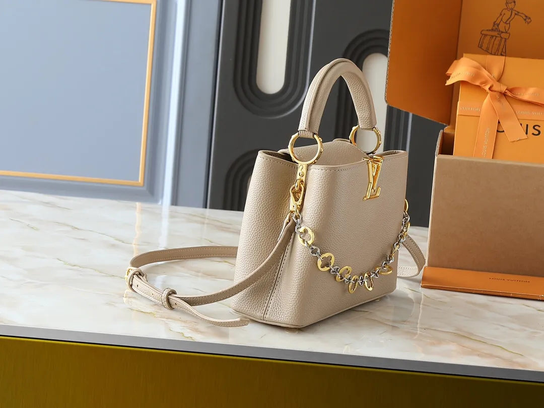 💰400💰Guangzhou goods Upgraded from the original M12935 M12936 M12937 M12938 This Capucines BB handbag is made of flexible Taurillon cow leather, with jewelry-style double-plated chains and Monogram floral elements to highlight the identity of the Chain On You series. The flip cover can be placed on both the inside and outside. The ample structure and multiple inner pockets are convenient for storing daily necessities. The rounded LV letters add to the ingenious details. Dimensions: 27.0 x 17.3 x 9.0 cm (length x height x width)