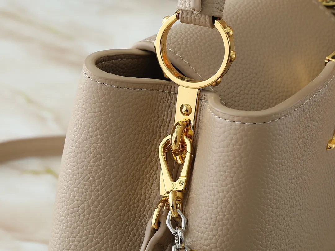 💰400💰Guangzhou goods Upgraded from the original M12935 M12936 M12937 M12938 This Capucines BB handbag is made of flexible Taurillon cow leather, with jewelry-style double-plated chains and Monogram floral elements to highlight the identity of the Chain On You series. The flip cover can be placed on both the inside and outside. The ample structure and multiple inner pockets are convenient for storing daily necessities. The rounded LV letters add to the ingenious details. Dimensions: 27.0 x 17.3 x 9.0 cm (length x height x width)