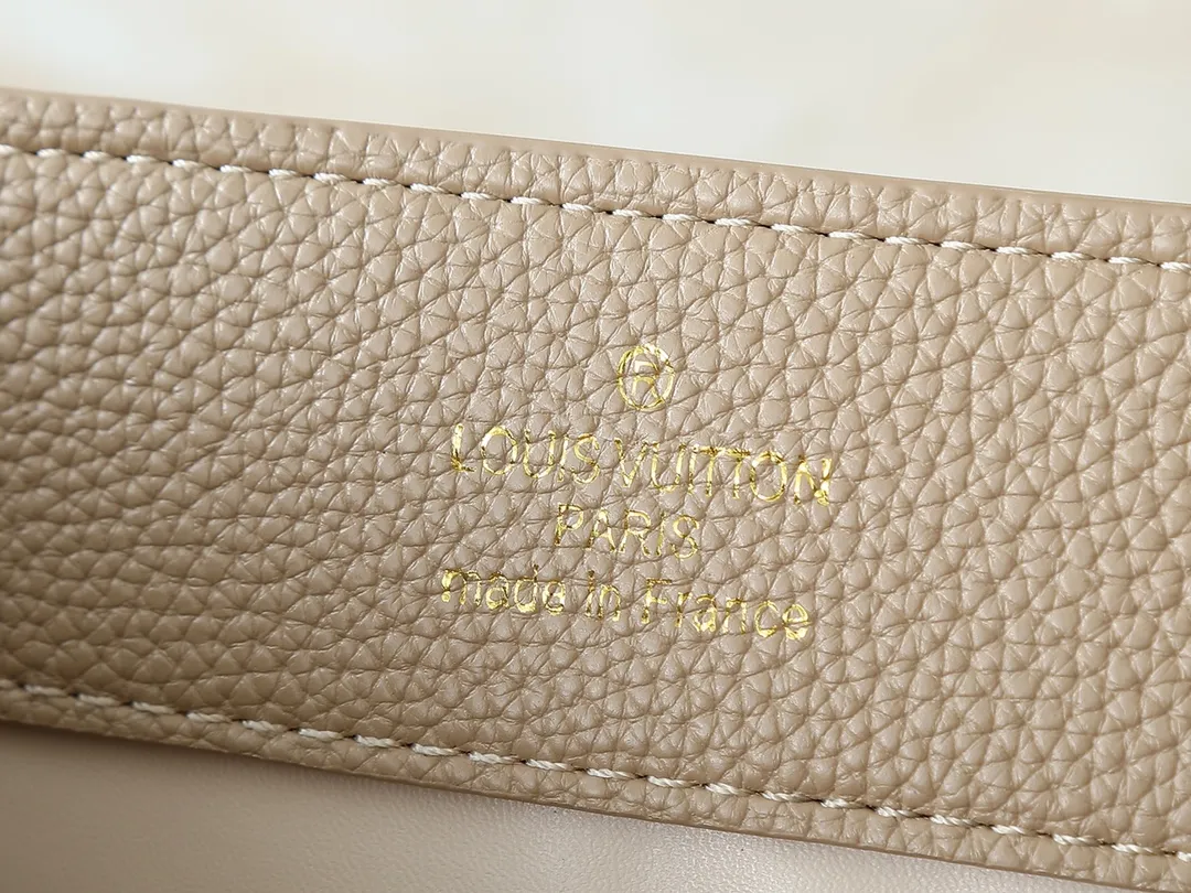 💰400💰Guangzhou goods Upgraded from the original M12935 M12936 M12937 M12938 This Capucines BB handbag is made of flexible Taurillon cow leather, with jewelry-style double-plated chains and Monogram floral elements to highlight the identity of the Chain On You series. The flip cover can be placed on both the inside and outside. The ample structure and multiple inner pockets are convenient for storing daily necessities. The rounded LV letters add to the ingenious details. Dimensions: 27.0 x 17.3 x 9.0 cm (length x height x width)