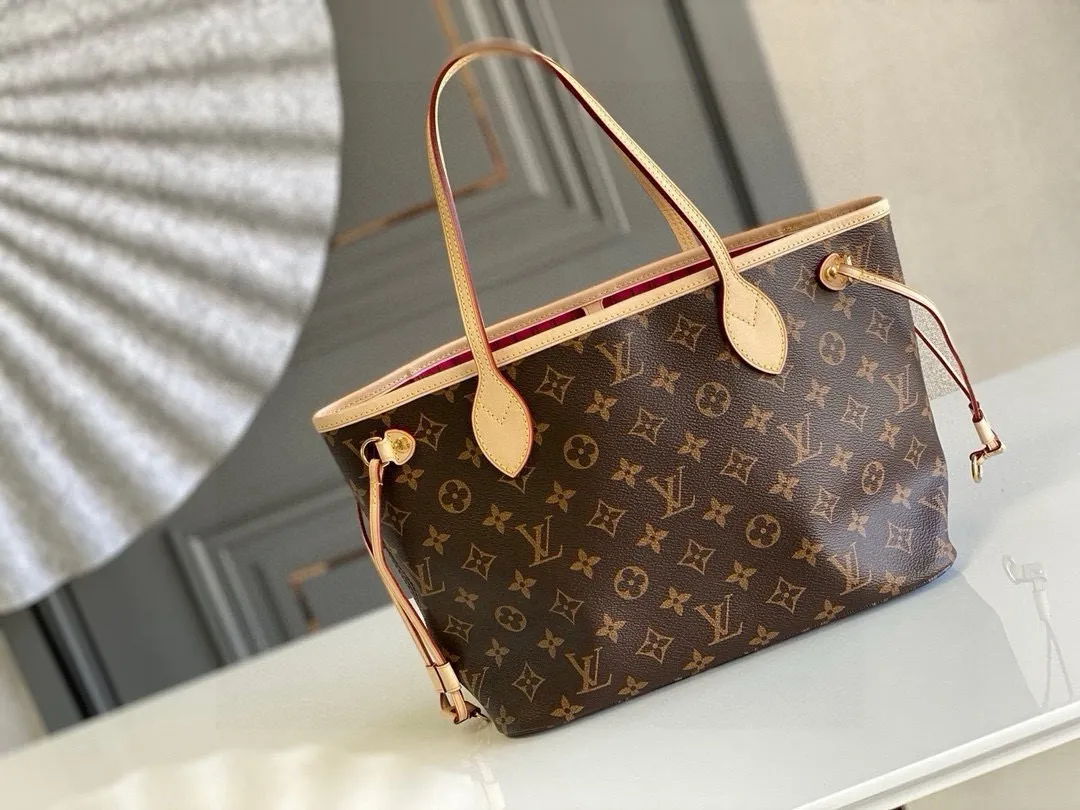 💰780 (Small steel nails) Top original order M41245 NEVERFULL PM This Neverfull MM handbag combines timeless classic design with traditional details. It is made of Monogram canvas and trimmed with natural cowhide. The interior is extra spacious but not heavy. Tighten the side straps to create a fashionable and charming shape, and loosen them to show a more casual atmosphere. The slim and comfortable handle can be easily slung over the shoulder or carried by arm. Lined in a vibrant color, the bag has a detachable organizer that can be used independently as a clutch or as an extra pocket. 29 cm