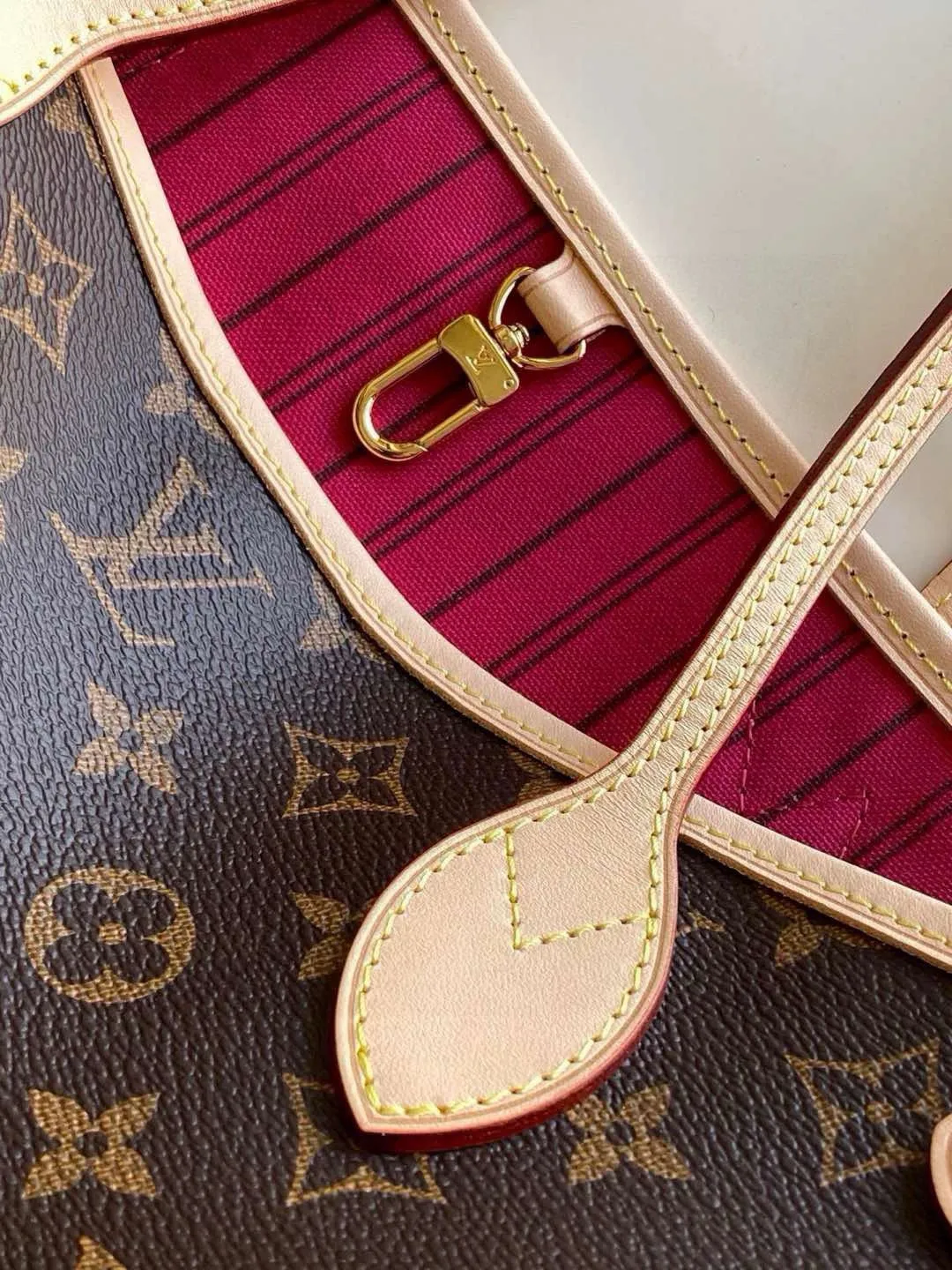 💰780 (Small steel nails) Top original order M41245 NEVERFULL PM This Neverfull MM handbag combines timeless classic design with traditional details. It is made of Monogram canvas and trimmed with natural cowhide. The interior is extra spacious but not heavy. Tighten the side straps to create a fashionable and charming shape, and loosen them to show a more casual atmosphere. The slim and comfortable handle can be easily slung over the shoulder or carried by arm. Lined in a vibrant color, the bag has a detachable organizer that can be used independently as a clutch or as an extra pocket. 29 cm