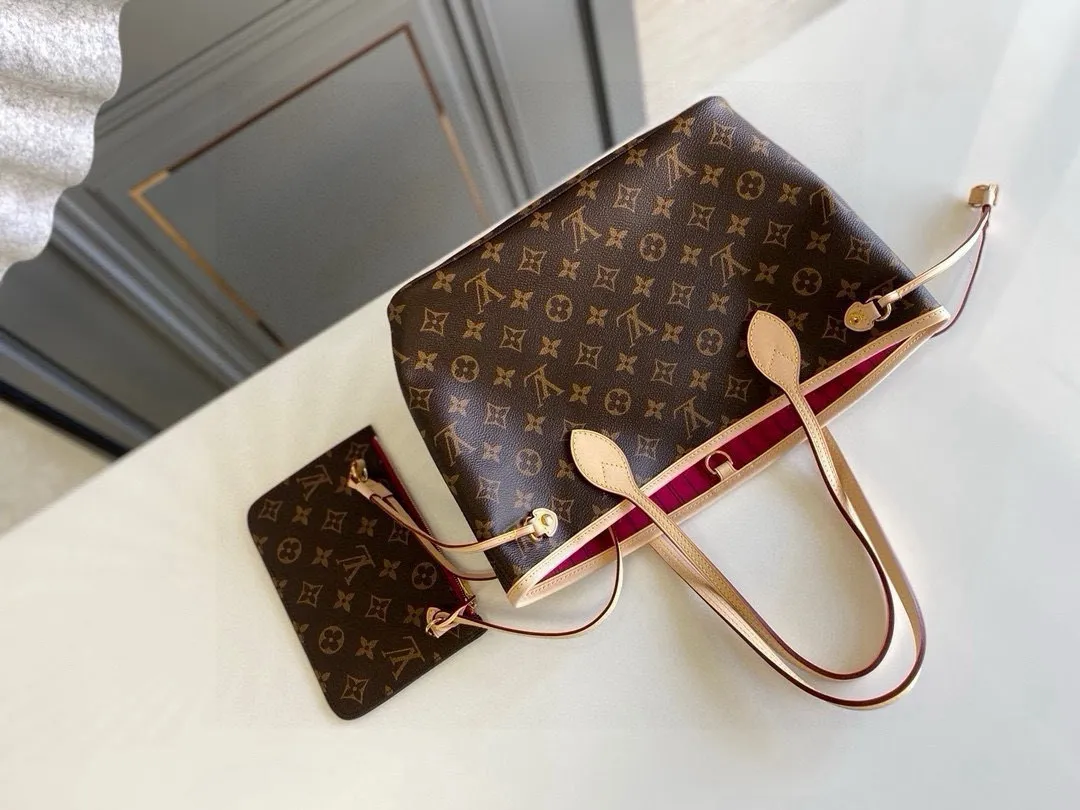 💰780 (Small steel nails) Top original order M41245 NEVERFULL PM This Neverfull MM handbag combines timeless classic design with traditional details. It is made of Monogram canvas and trimmed with natural cowhide. The interior is extra spacious but not heavy. Tighten the side straps to create a fashionable and charming shape, and loosen them to show a more casual atmosphere. The slim and comfortable handle can be easily slung over the shoulder or carried by arm. Lined in a vibrant color, the bag has a detachable organizer that can be used independently as a clutch or as an extra pocket. 29 cm