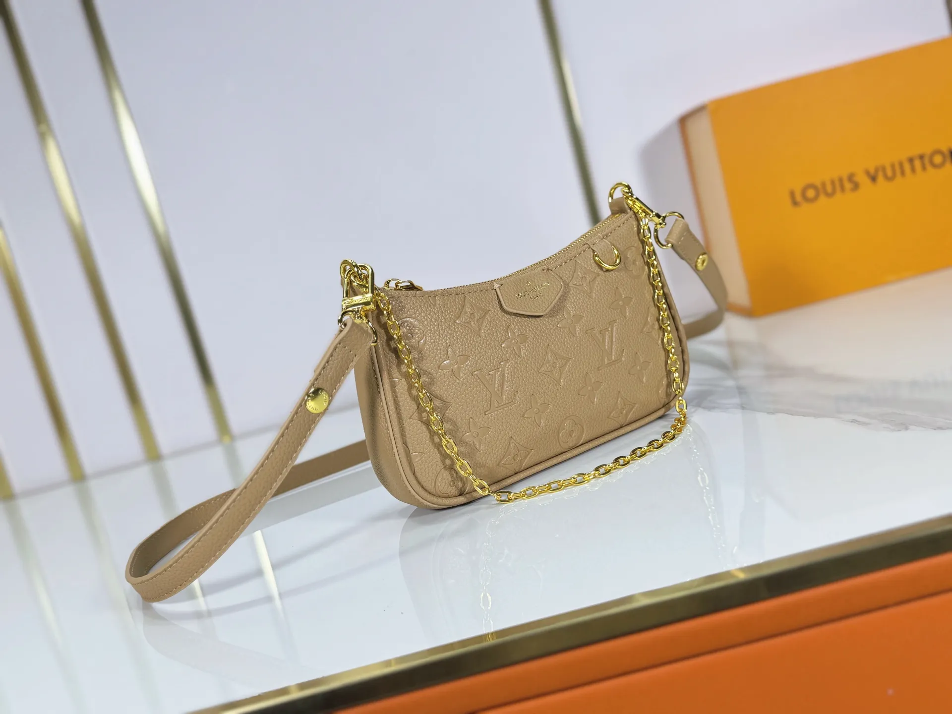 P180 Upgraded original M81066 M80349 M14421 M81862 M13614 This Easy Pouch handbag is decorated with classic Monogram pattern on the leather body and incorporates dazzling metal parts such as D-rings, making it a perfect choice for day and night travel. The compact shape is suitable for daily needs, and the detachable shoulder strap and chain allow for a variety of carrying methods. Dimensions: 19.0 x 11.5 x 3.0 cm (length x height x width)