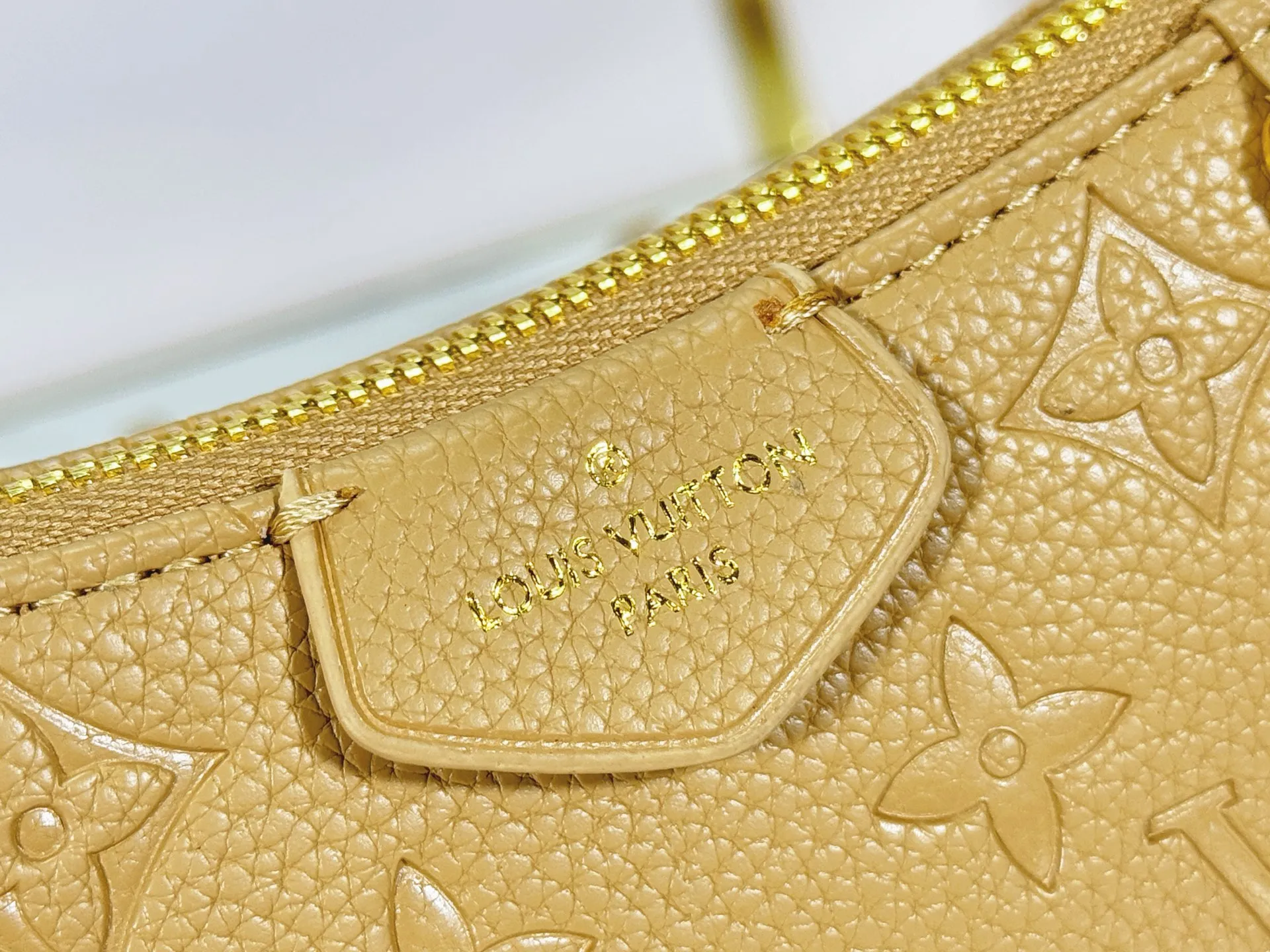 P180 Upgraded original M81066 M80349 M14421 M81862 M13614 This Easy Pouch handbag is decorated with classic Monogram pattern on the leather body and incorporates dazzling metal parts such as D-rings, making it a perfect choice for day and night travel. The compact shape is suitable for daily needs, and the detachable shoulder strap and chain allow for a variety of carrying methods. Dimensions: 19.0 x 11.5 x 3.0 cm (length x height x width)