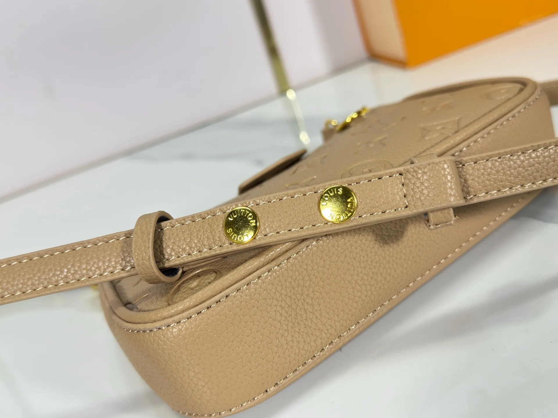 P180 Upgraded original M81066 M80349 M14421 M81862 M13614 This Easy Pouch handbag is decorated with classic Monogram pattern on the leather body and incorporates dazzling metal parts such as D-rings, making it a perfect choice for day and night travel. The compact shape is suitable for daily needs, and the detachable shoulder strap and chain allow for a variety of carrying methods. Dimensions: 19.0 x 11.5 x 3.0 cm (length x height x width)