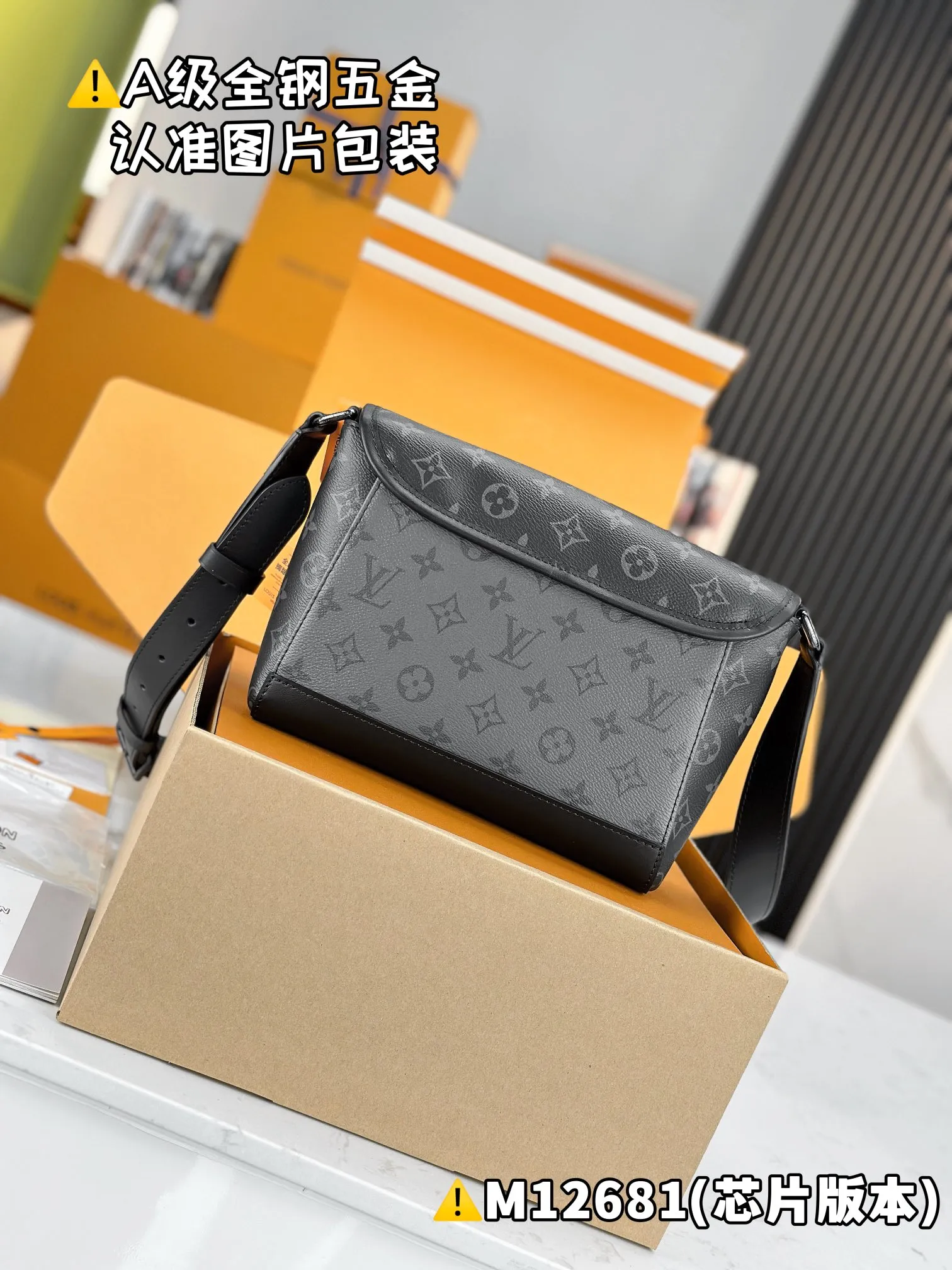 💰1700 [Genuine grade] [Special grade MB high elastic fabric] PULSE messenger bag Model: M12681 Material: A+ grade all-steel hardware, imported high elastic fabric Packaging: Full set of special grade duty-free MB packaging Dimensions: 17 x 11 x 26.6 cm