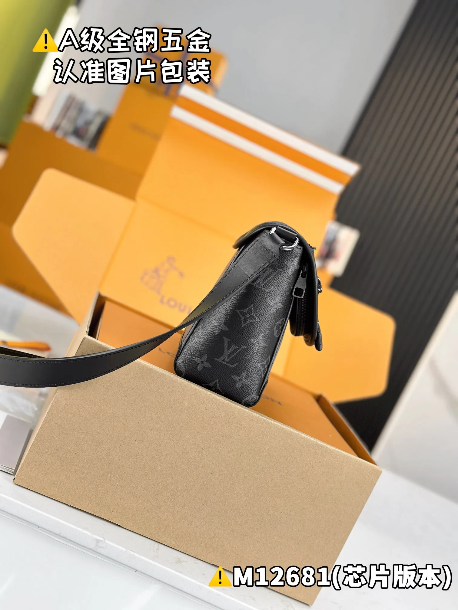 💰1700 [Genuine grade] [Special grade MB high elastic fabric] PULSE messenger bag Model: M12681 Material: A+ grade all-steel hardware, imported high elastic fabric Packaging: Full set of special grade duty-free MB packaging Dimensions: 17 x 11 x 26.6 cm
