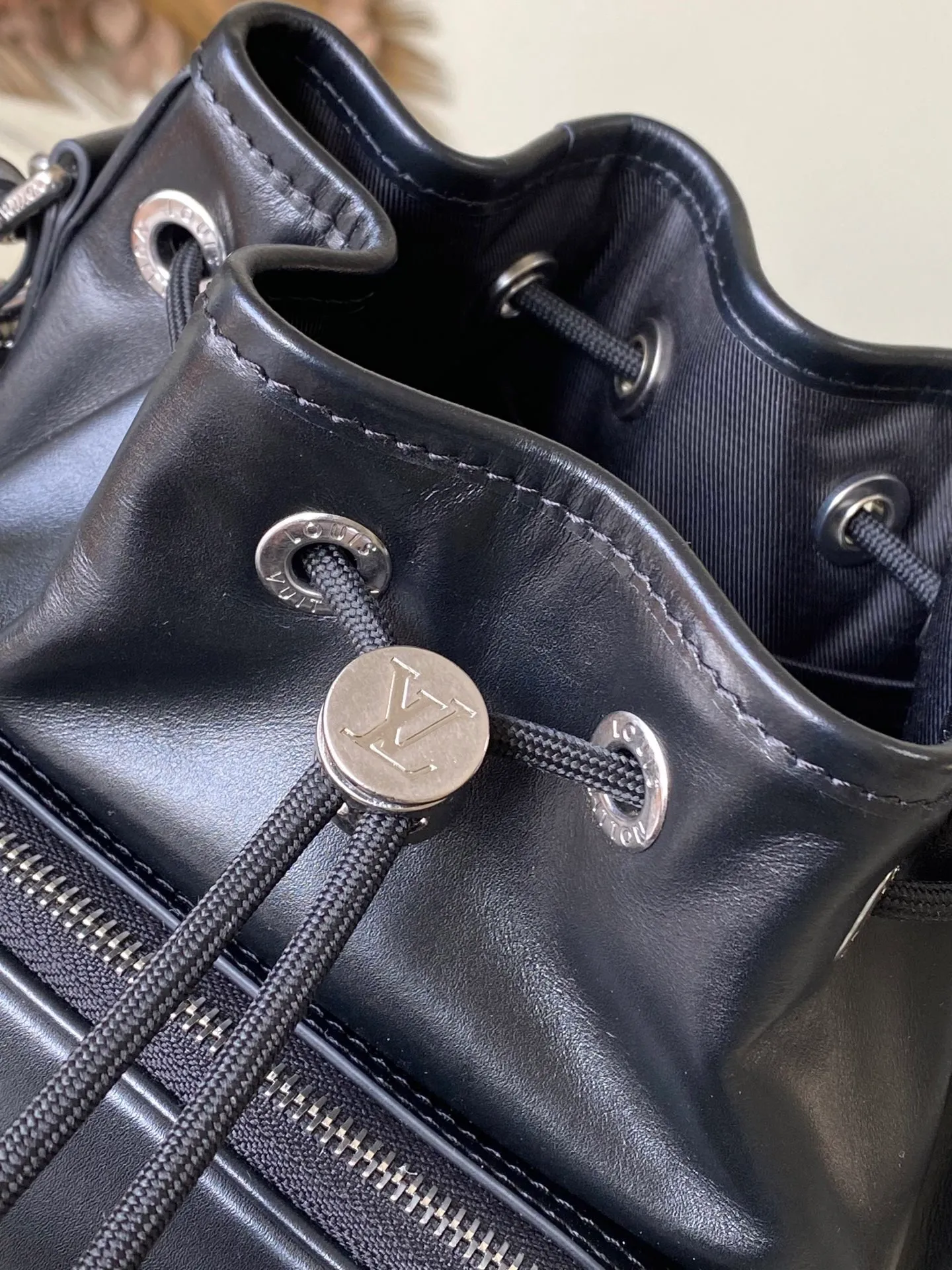 💰1260 (top-grain leather) Top original order M13985 This NoeCargo small bucket bag injects cow leather with a dazzling luster like nylon, and highlights the details with metal LV letters and bead chains. It is equipped with a spacious front pocket and a fabric lining. Dimensions: 22 × 24 × 16 cm
