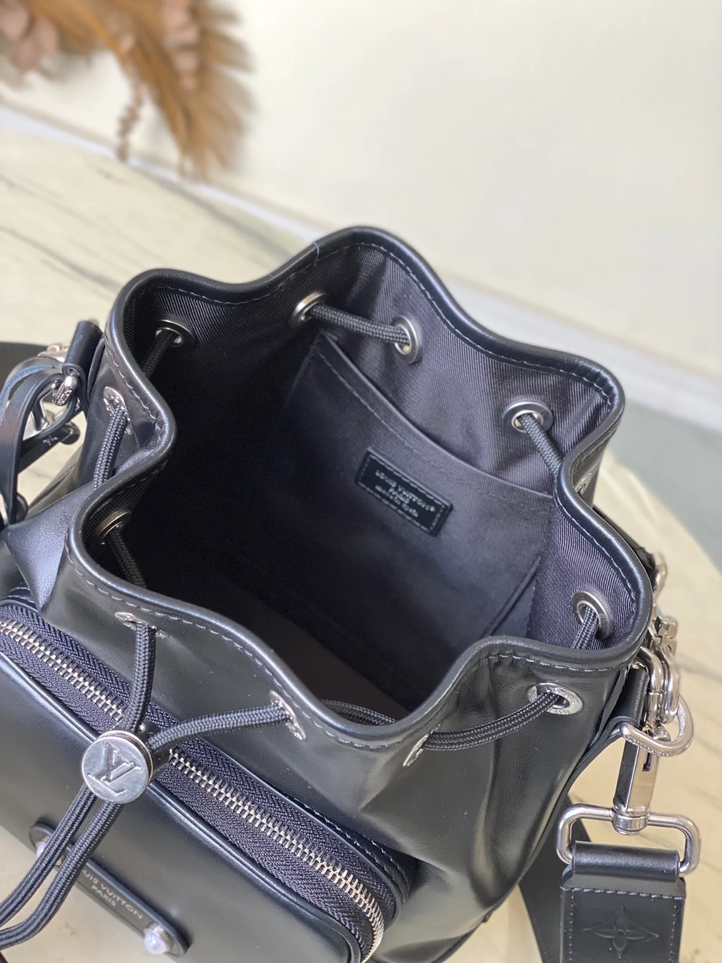 💰1260 (top-grain leather) Top original order M13985 This NoeCargo small bucket bag injects cow leather with a dazzling luster like nylon, and highlights the details with metal LV letters and bead chains. It is equipped with a spacious front pocket and a fabric lining. Dimensions: 22 × 24 × 16 cm