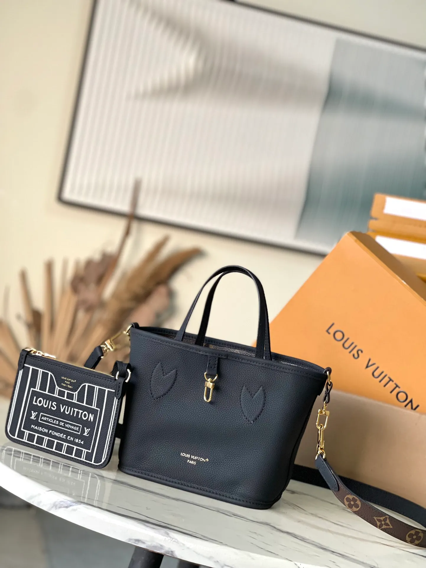 💰840 (top-grain leather) top original single M12099 Neverfull Bandouliere Inside Out BB handbag is a double-sided version of the classic design this season, with the front and back decorated with iconic Monogram canvas and grained leather. The removable zipper bag can be used alone or hung externally. The detachable shoulder strap makes it easy to wear cross-body, and the dazzling metal hardware adds a sophisticated detail. Dimensions: 24 × 14 × 9 cm