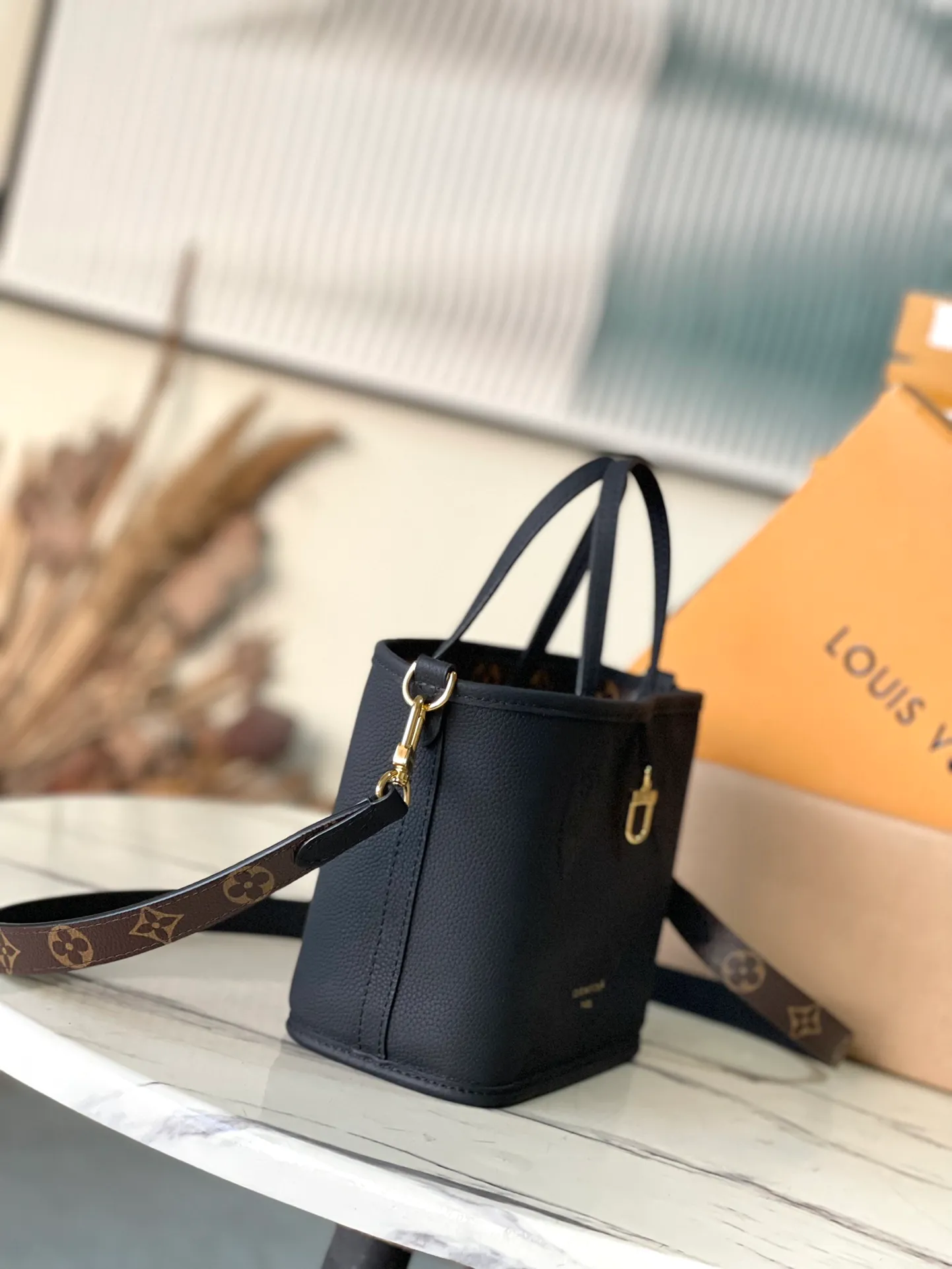 💰840 (top-grain leather) top original single M12099 Neverfull Bandouliere Inside Out BB handbag is a double-sided version of the classic design this season, with the front and back decorated with iconic Monogram canvas and grained leather. The removable zipper bag can be used alone or hung externally. The detachable shoulder strap makes it easy to wear cross-body, and the dazzling metal hardware adds a sophisticated detail. Dimensions: 24 × 14 × 9 cm