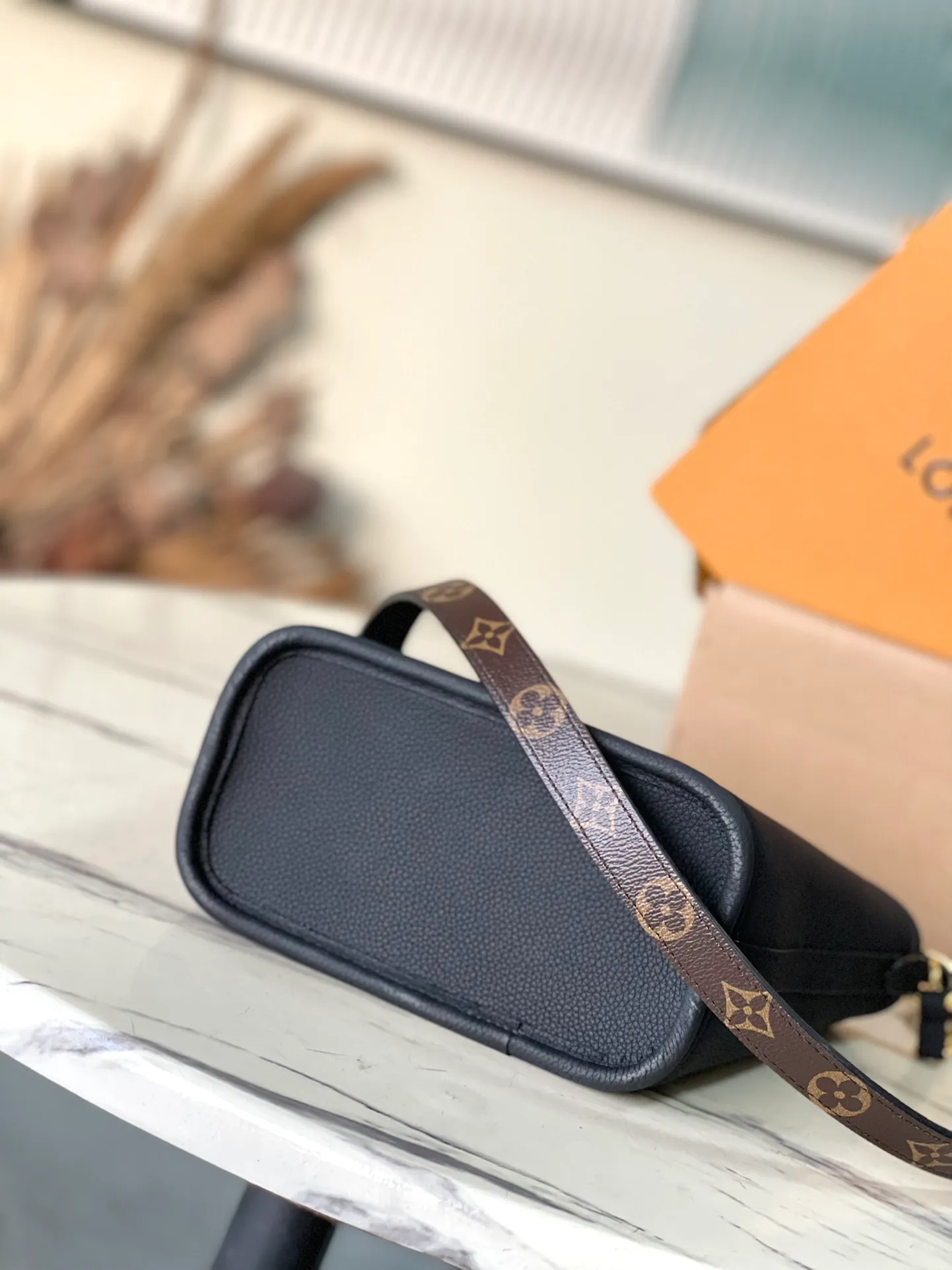 💰840 (top-grain leather) top original single M12099 Neverfull Bandouliere Inside Out BB handbag is a double-sided version of the classic design this season, with the front and back decorated with iconic Monogram canvas and grained leather. The removable zipper bag can be used alone or hung externally. The detachable shoulder strap makes it easy to wear cross-body, and the dazzling metal hardware adds a sophisticated detail. Dimensions: 24 × 14 × 9 cm