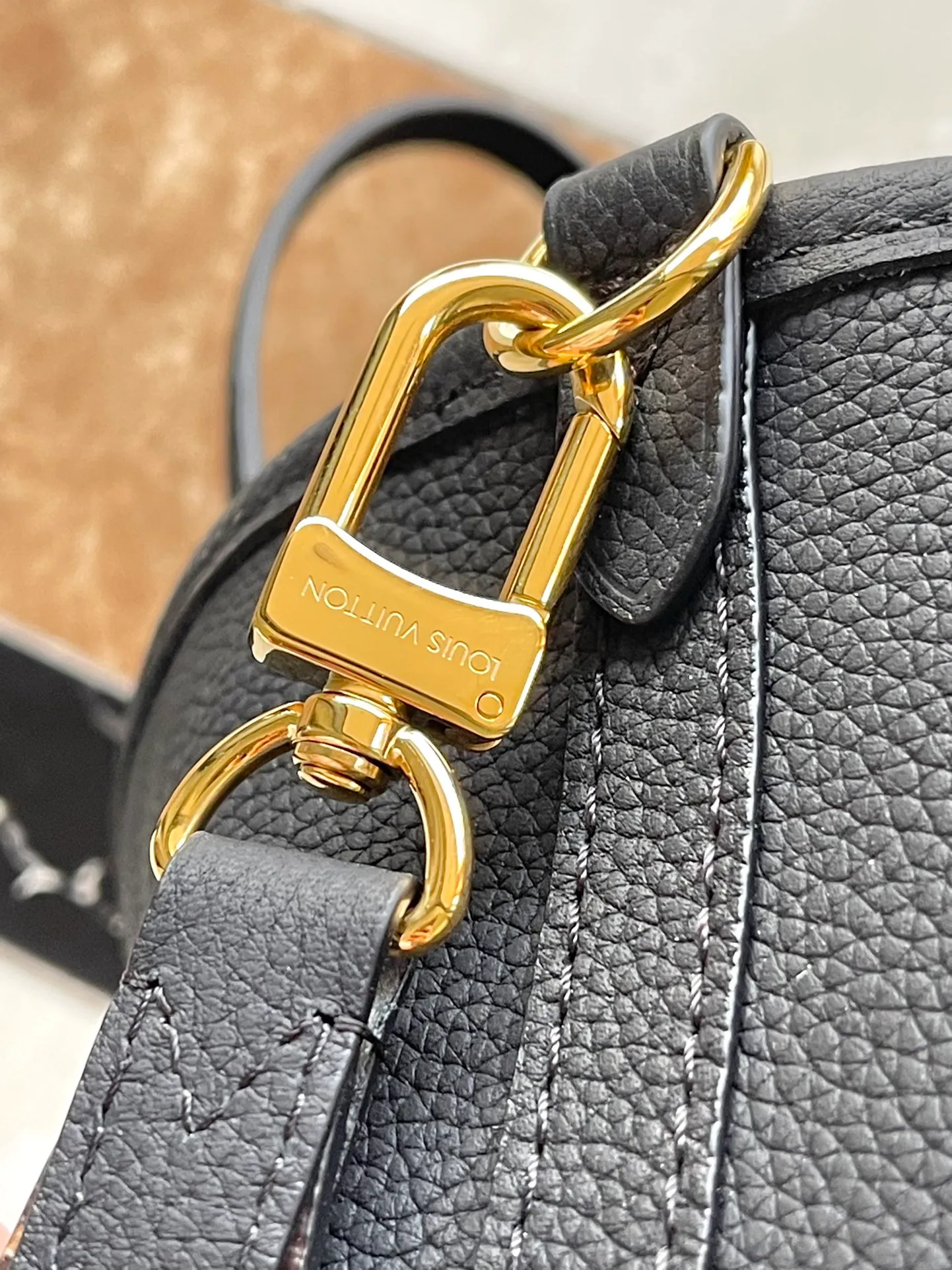 💰840 (top-grain leather) top original single M12099 Neverfull Bandouliere Inside Out BB handbag is a double-sided version of the classic design this season, with the front and back decorated with iconic Monogram canvas and grained leather. The removable zipper bag can be used alone or hung externally. The detachable shoulder strap makes it easy to wear cross-body, and the dazzling metal hardware adds a sophisticated detail. Dimensions: 24 × 14 × 9 cm