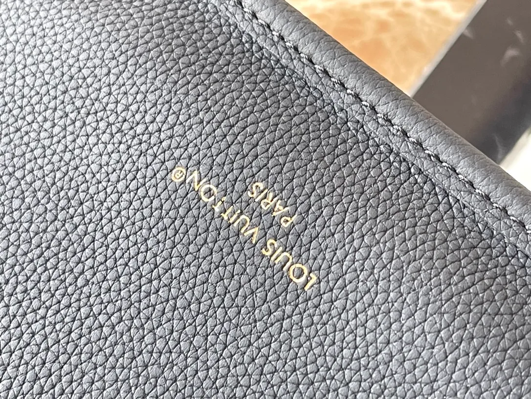 💰840 (top-grain leather) top original single M12099 Neverfull Bandouliere Inside Out BB handbag is a double-sided version of the classic design this season, with the front and back decorated with iconic Monogram canvas and grained leather. The removable zipper bag can be used alone or hung externally. The detachable shoulder strap makes it easy to wear cross-body, and the dazzling metal hardware adds a sophisticated detail. Dimensions: 24 × 14 × 9 cm