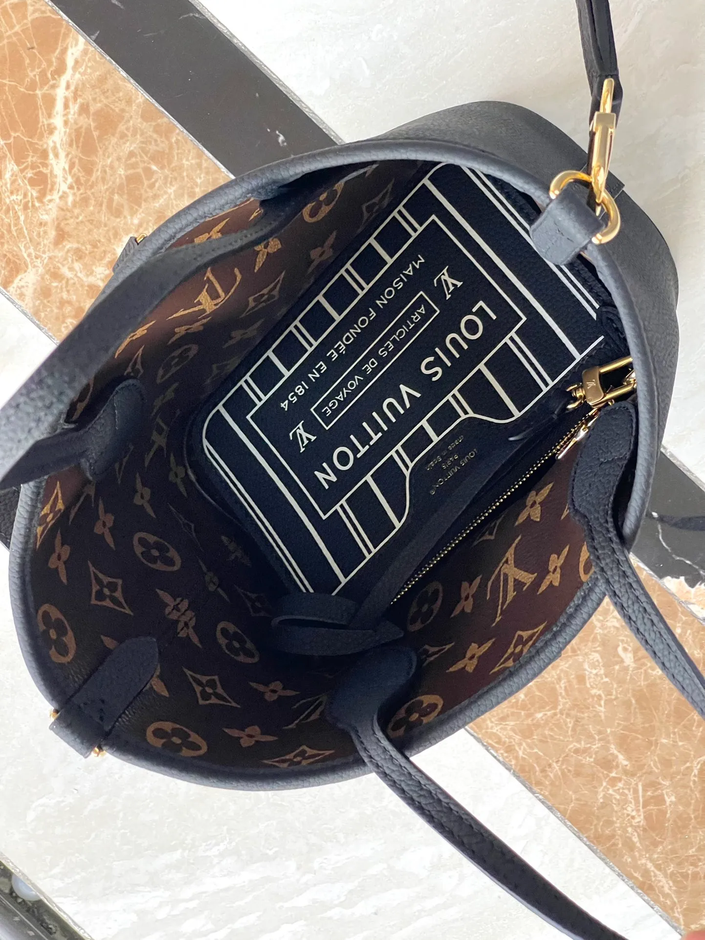 💰840 (top-grain leather) top original single M12099 Neverfull Bandouliere Inside Out BB handbag is a double-sided version of the classic design this season, with the front and back decorated with iconic Monogram canvas and grained leather. The removable zipper bag can be used alone or hung externally. The detachable shoulder strap makes it easy to wear cross-body, and the dazzling metal hardware adds a sophisticated detail. Dimensions: 24 × 14 × 9 cm