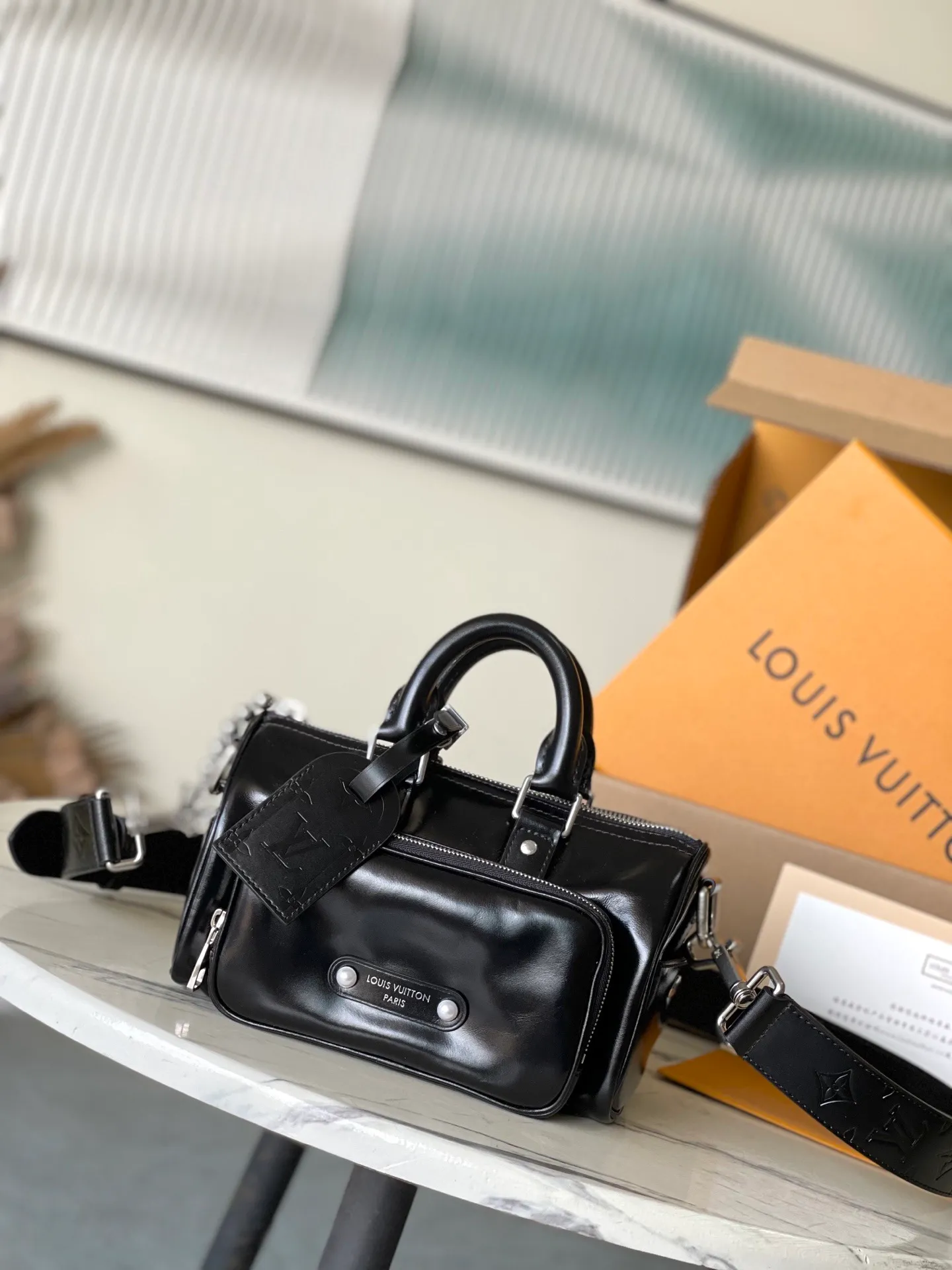 💰1180 (top layer leather) top original order M13988 This Keepal Cargo Bandouliere 25 handbag is made of shiny cow leather and conveys Pharrel Wiliams’ Dandy aesthetics with an elegant and inner urban design. The Louis Vuitton Paris patch is cleverly fixed to the body of the bag through beaded rivets, and the zipper puller of the main compartment is decorated with LV letters. Dimensions: 25 × 15 × 11 cm