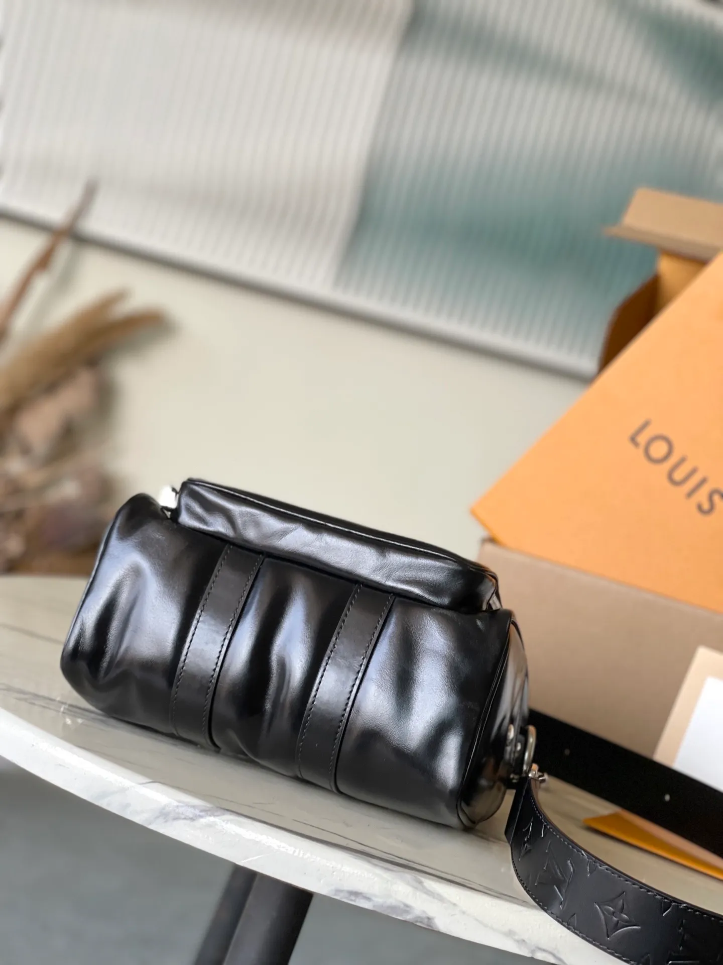 💰1180 (top layer leather) top original order M13988 This Keepal Cargo Bandouliere 25 handbag is made of shiny cow leather and conveys Pharrel Wiliams’ Dandy aesthetics with an elegant and inner urban design. The Louis Vuitton Paris patch is cleverly fixed to the body of the bag through beaded rivets, and the zipper puller of the main compartment is decorated with LV letters. Dimensions: 25 × 15 × 11 cm