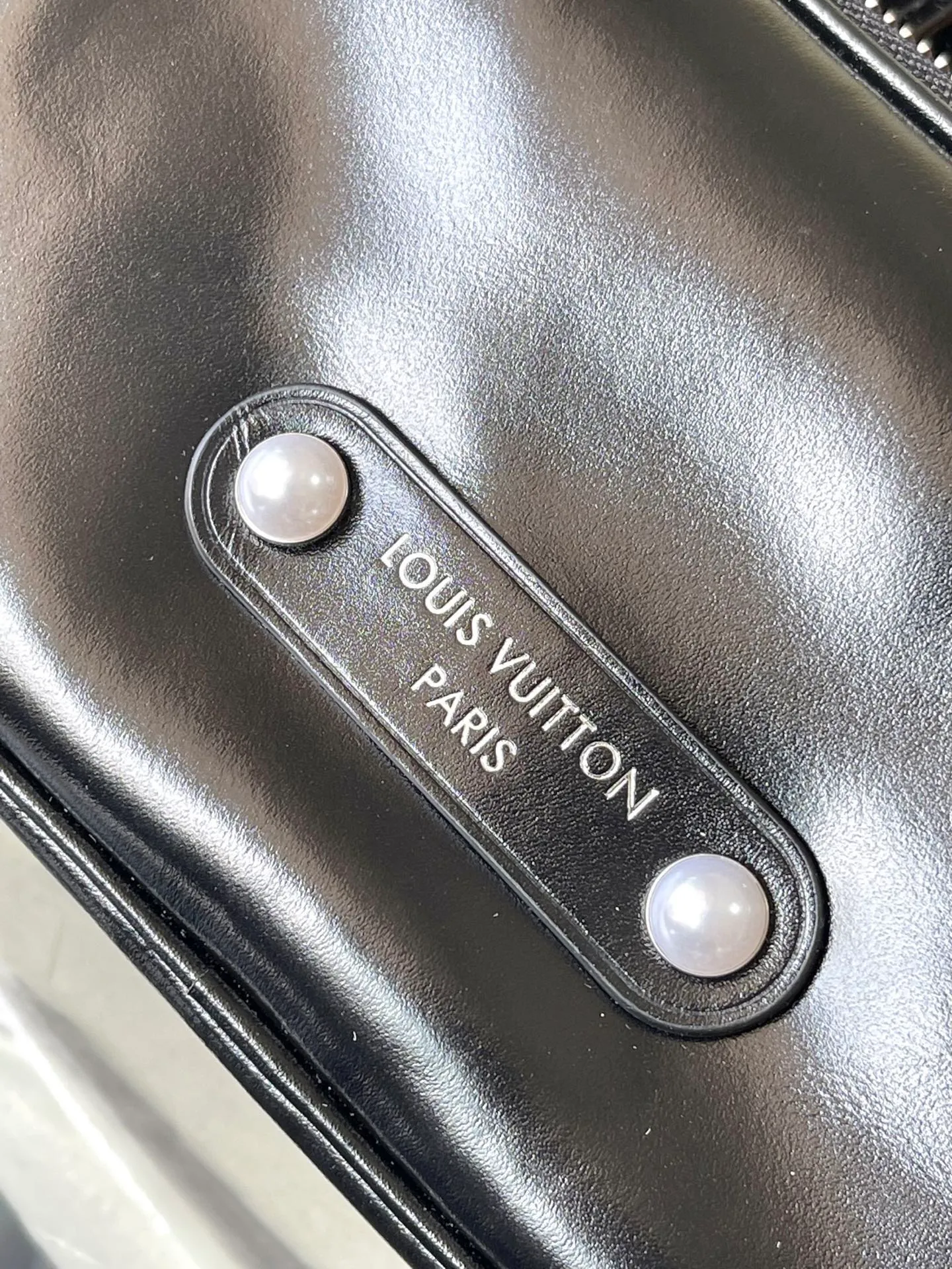 💰1180 (top layer leather) top original order M13988 This Keepal Cargo Bandouliere 25 handbag is made of shiny cow leather and conveys Pharrel Wiliams’ Dandy aesthetics with an elegant and inner urban design. The Louis Vuitton Paris patch is cleverly fixed to the body of the bag through beaded rivets, and the zipper puller of the main compartment is decorated with LV letters. Dimensions: 25 × 15 × 11 cm