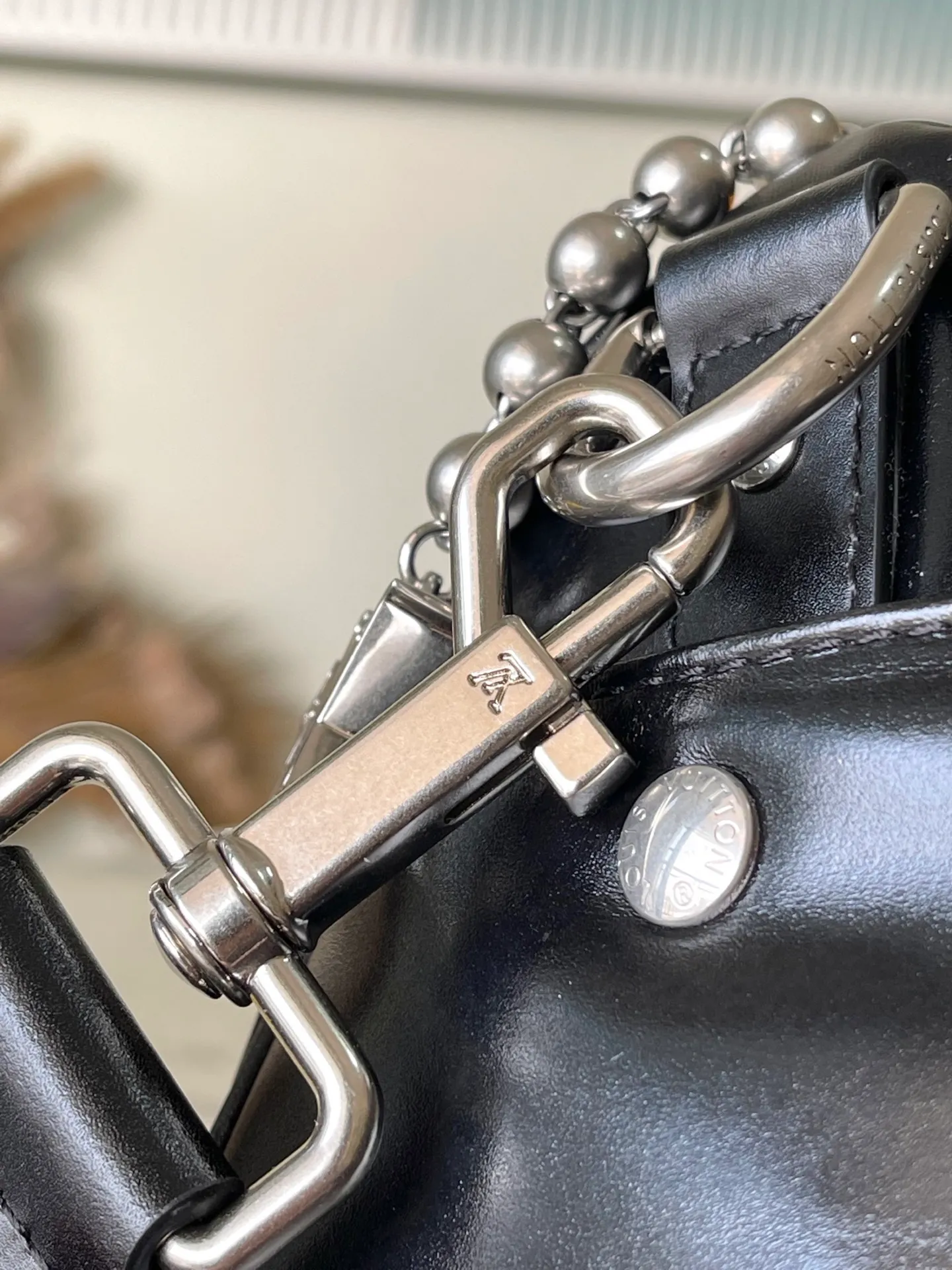 💰1180 (top layer leather) top original order M13988 This Keepal Cargo Bandouliere 25 handbag is made of shiny cow leather and conveys Pharrel Wiliams’ Dandy aesthetics with an elegant and inner urban design. The Louis Vuitton Paris patch is cleverly fixed to the body of the bag through beaded rivets, and the zipper puller of the main compartment is decorated with LV letters. Dimensions: 25 × 15 × 11 cm