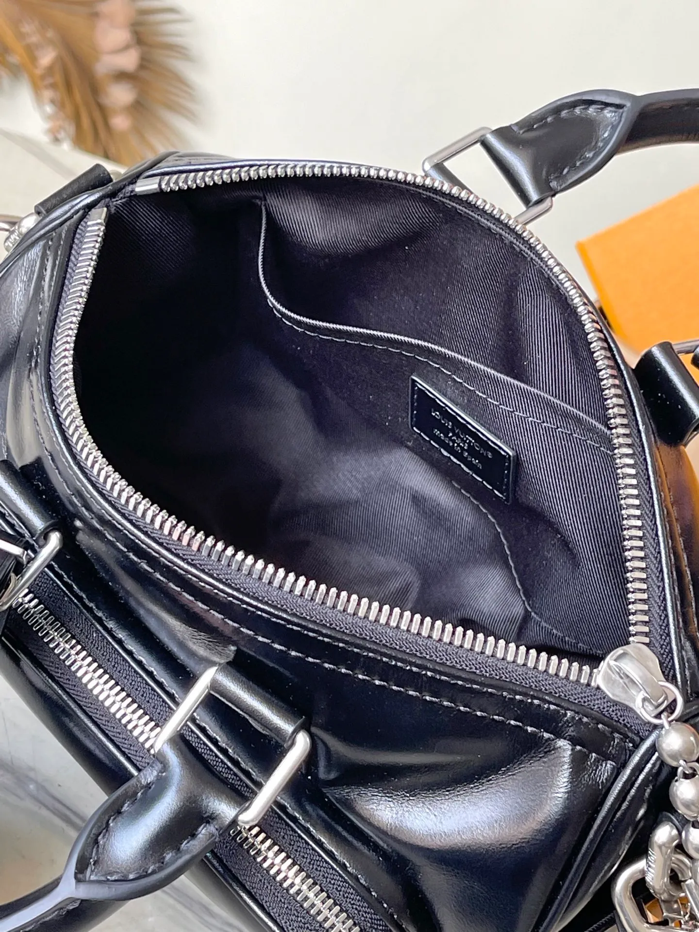 💰1180 (top layer leather) top original order M13988 This Keepal Cargo Bandouliere 25 handbag is made of shiny cow leather and conveys Pharrel Wiliams’ Dandy aesthetics with an elegant and inner urban design. The Louis Vuitton Paris patch is cleverly fixed to the body of the bag through beaded rivets, and the zipper puller of the main compartment is decorated with LV letters. Dimensions: 25 × 15 × 11 cm