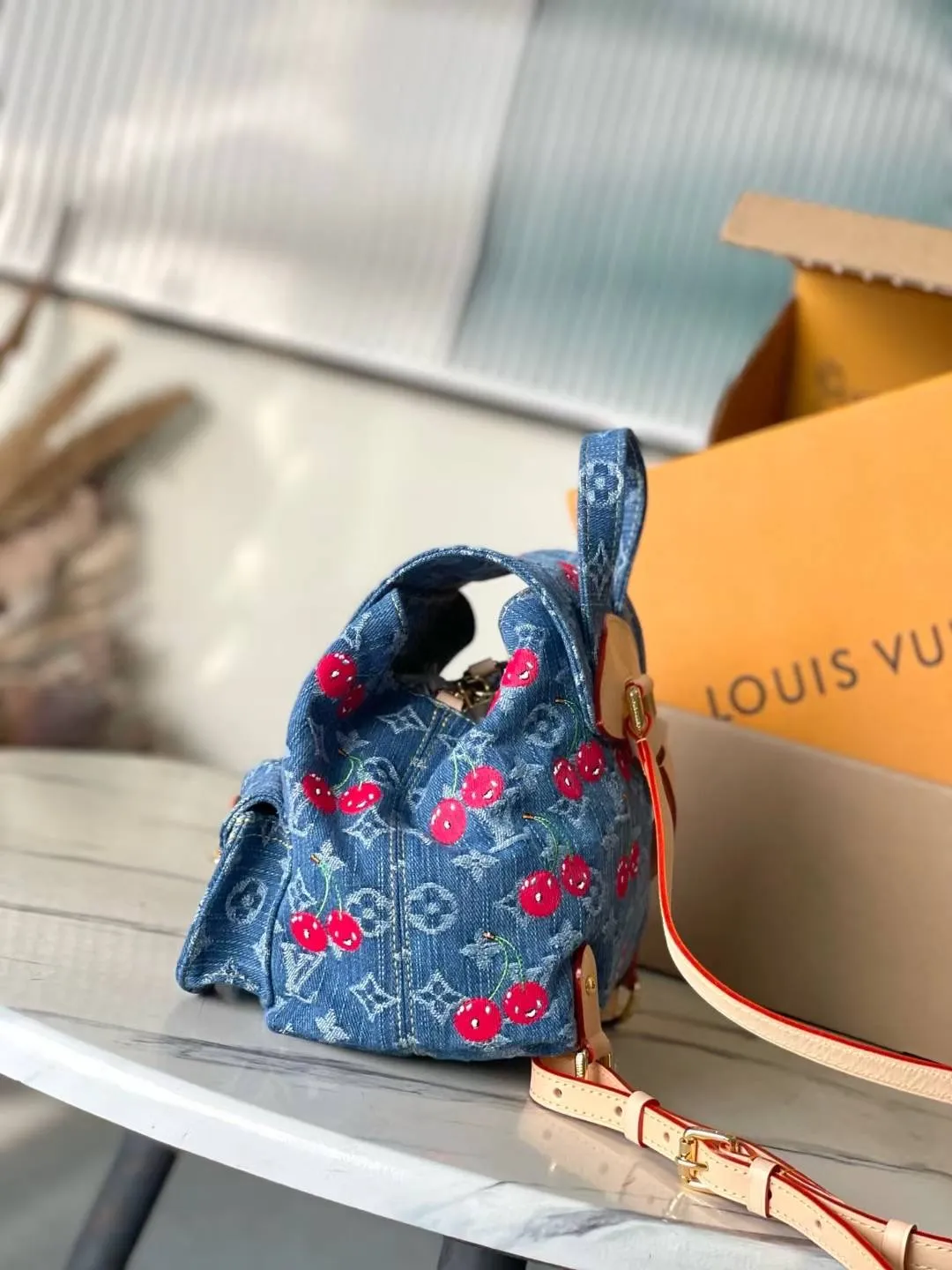 💰1220 Top original item M13679 This Venice backpack is from the Louis Vuitton x Takashi Murakami replica series. Monogram denim is blended with personalized cherry embroidery, and it uses interesting brushwork to interpret the colorful interest painted by Japanese artists. Exquisite leather outlines the slender shoulder straps, and bright buckles highlight the flap and outer pocket. Dimensions: 24 × 26 × 7 cm