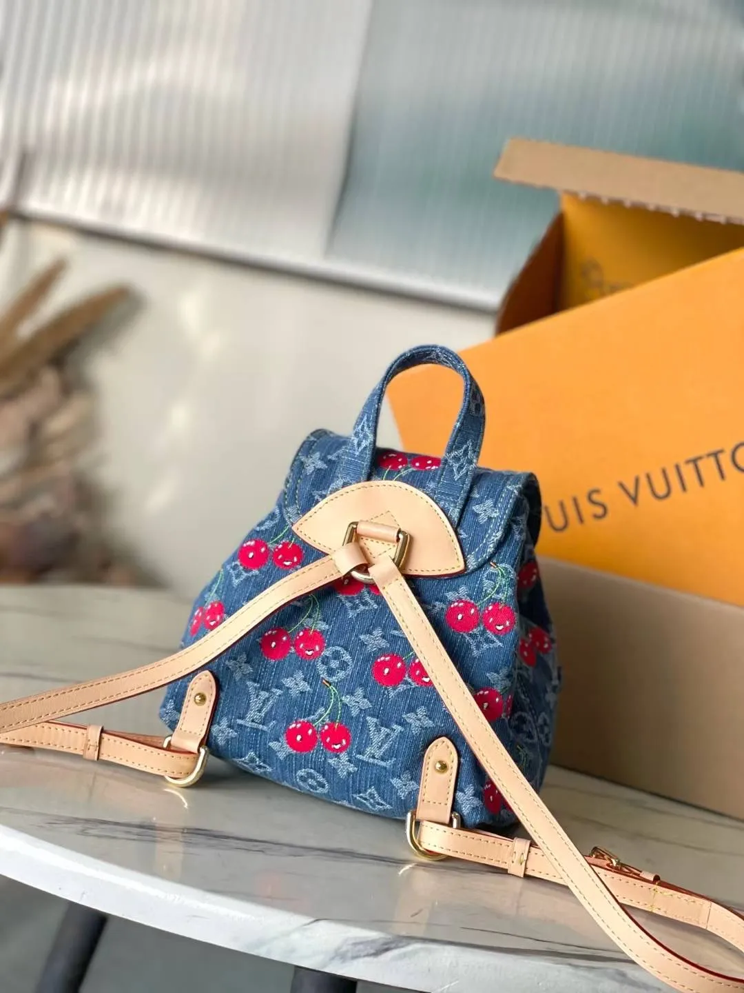 💰1220 Top original item M13679 This Venice backpack is from the Louis Vuitton x Takashi Murakami replica series. Monogram denim is blended with personalized cherry embroidery, and it uses interesting brushwork to interpret the colorful interest painted by Japanese artists. Exquisite leather outlines the slender shoulder straps, and bright buckles highlight the flap and outer pocket. Dimensions: 24 × 26 × 7 cm