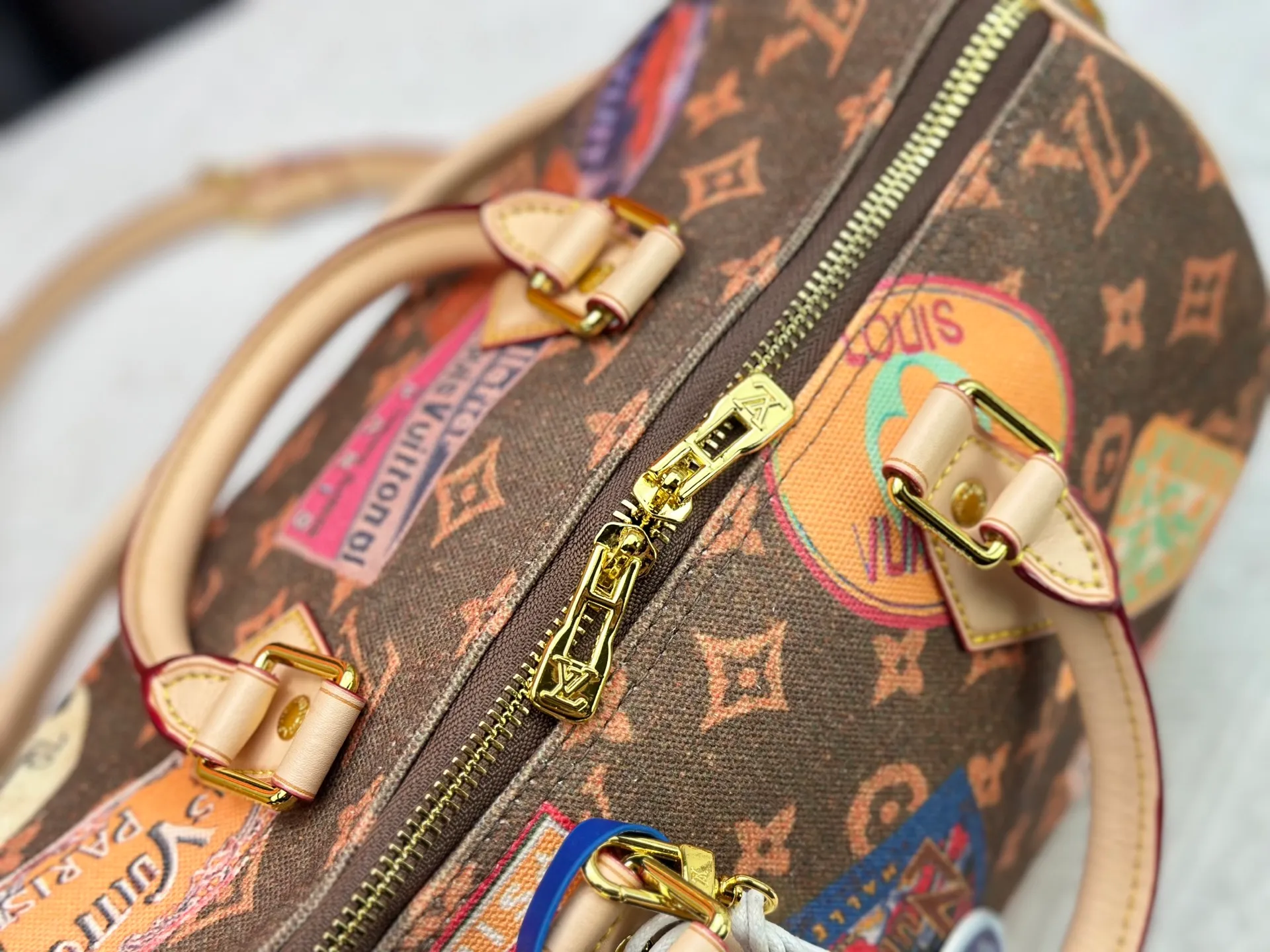 P280 Upgraded original M14587 M40391 M14736 This Sedy Soft 30 handbag interprets the Monogram Dune with retro touches, with aircraft-shaped decoration and collage effect label, paying tribute to the design of the Gaston Louis Vuitton collection series. The long handle makes it easy to carry on the shoulder, making it a great travel companion. 30.0 x 21.0 x 17.0 cm (L x H x W) • Coated canvas • Cow leather trim • Metal hardware • Double zipper closure • Internal zippered pocket • Key holder • Patch name tag • Airplane style decoration • Holds 9" tablet, 6.7" smart phone, Ziy long wallet, keys, tissues, and sun • Shoulder strap: removable, non-adjustable • Strap half length: 24.0 cm • Handle: Double handle.