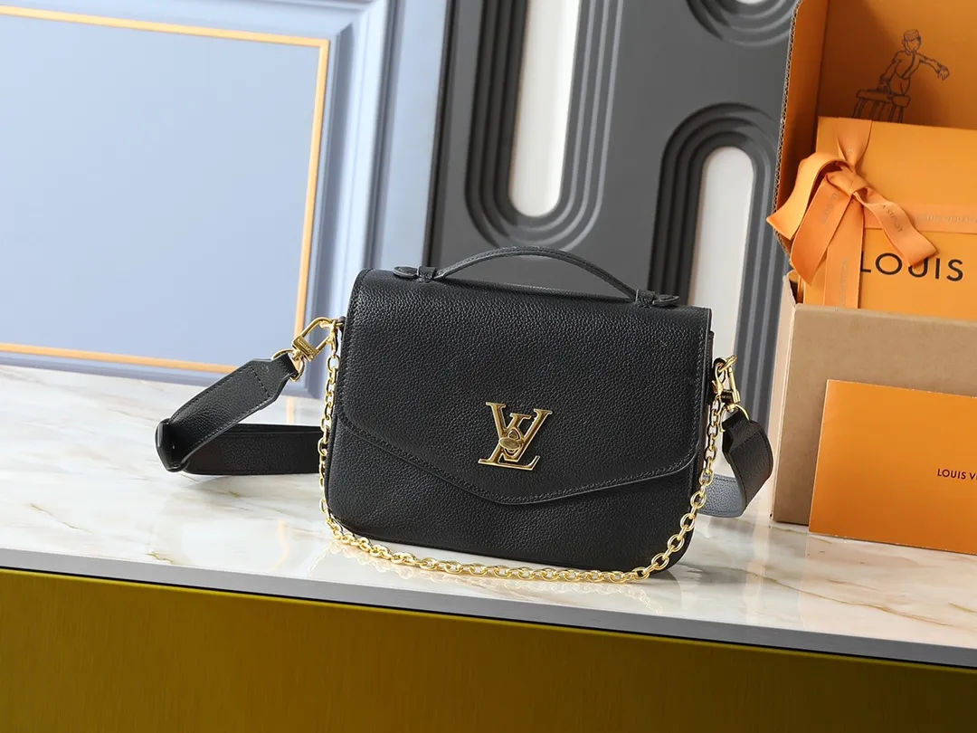 💰260💰Upgraded from the original M22952 M22792 M22735. This Oxford handbag is made of soft grain leather and uses dazzling metal parts to highlight the brand style. The detachable chain and adjustable leather strap allow for a variety of carrying options, adding a dynamic feel to everyday life and day and night occasions. Dimensions: 22.0 x 16.0 x 9.5 cm (length x height x width)
