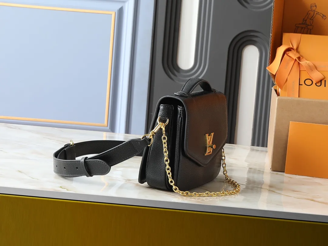 💰260💰Upgraded from the original M22952 M22792 M22735. This Oxford handbag is made of soft grain leather and uses dazzling metal parts to highlight the brand style. The detachable chain and adjustable leather strap allow for a variety of carrying options, adding a dynamic feel to everyday life and day and night occasions. Dimensions: 22.0 x 16.0 x 9.5 cm (length x height x width)