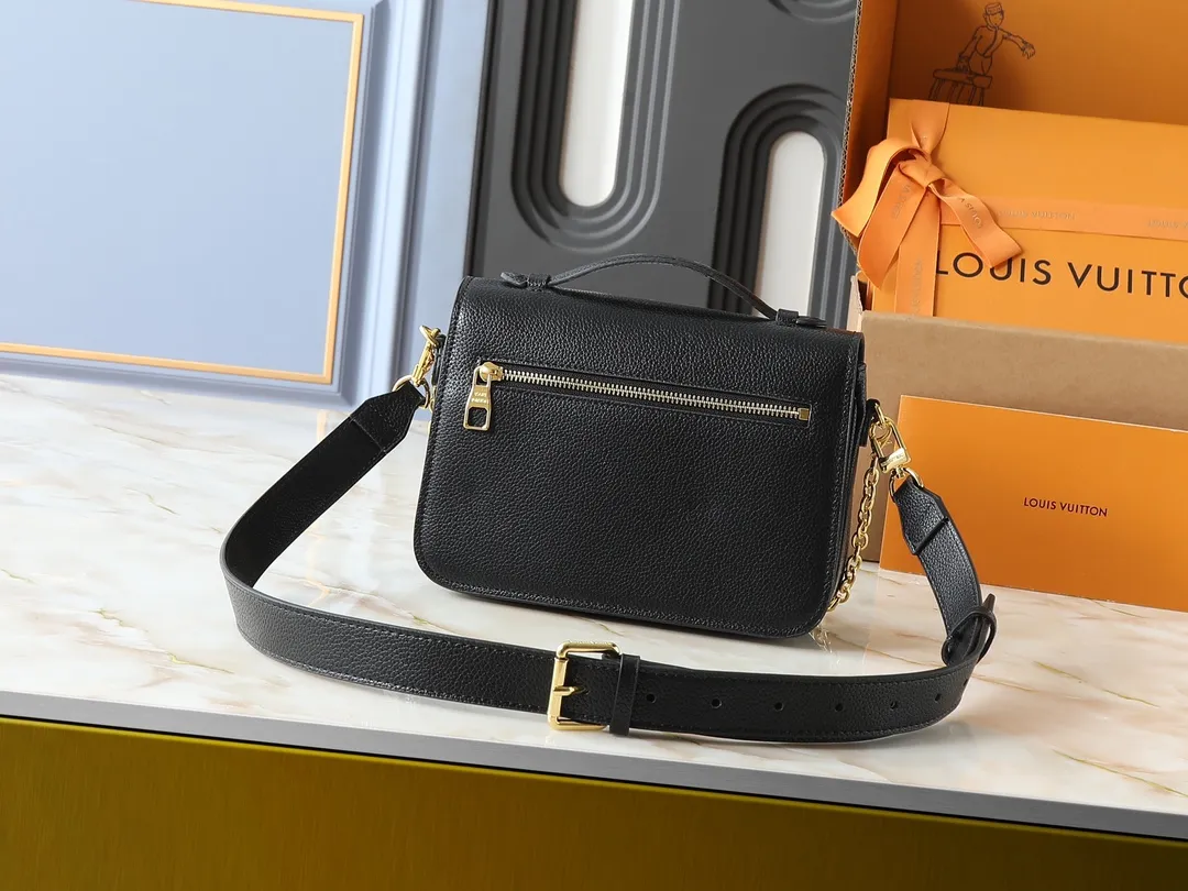 💰260💰Upgraded from the original M22952 M22792 M22735. This Oxford handbag is made of soft grain leather and uses dazzling metal parts to highlight the brand style. The detachable chain and adjustable leather strap allow for a variety of carrying options, adding a dynamic feel to everyday life and day and night occasions. Dimensions: 22.0 x 16.0 x 9.5 cm (length x height x width)