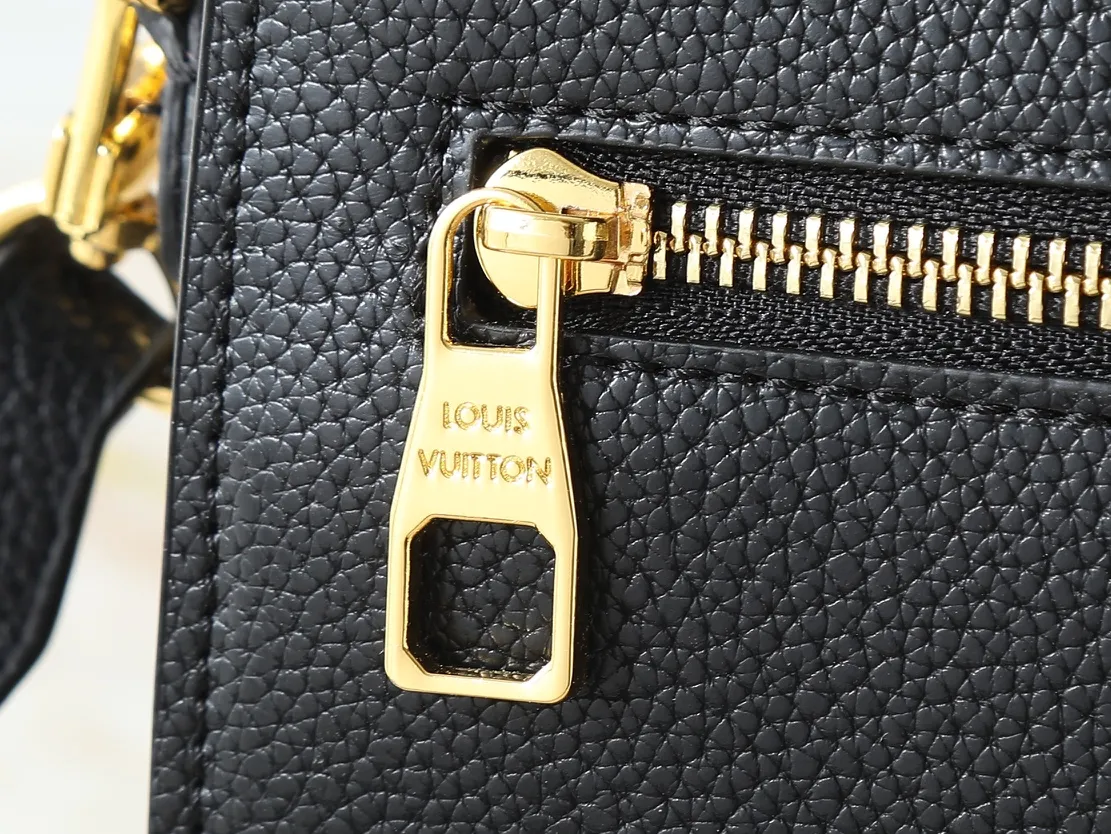 💰260💰Upgraded from the original M22952 M22792 M22735. This Oxford handbag is made of soft grain leather and uses dazzling metal parts to highlight the brand style. The detachable chain and adjustable leather strap allow for a variety of carrying options, adding a dynamic feel to everyday life and day and night occasions. Dimensions: 22.0 x 16.0 x 9.5 cm (length x height x width)