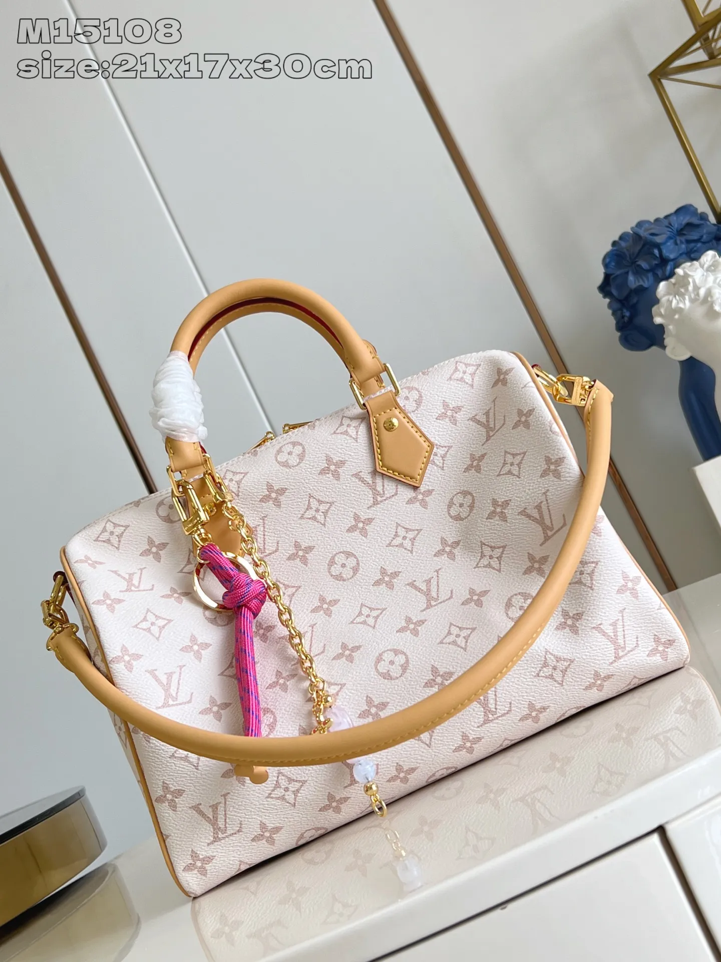 💰1100 Top-quality original individual real shot M15108] This Speedy Soft 30 Lucky handbag is made of Monogram Dune canvas and trimmed with VVN leather. It is decorated with jewelry-like decoration, contrasting lining, rope knots and dazzling metal parts to highlight the exquisite details. The ample structure can easily accommodate a tablet computer and daily needs. 21 x 17 x 30 cm (height x width x length)