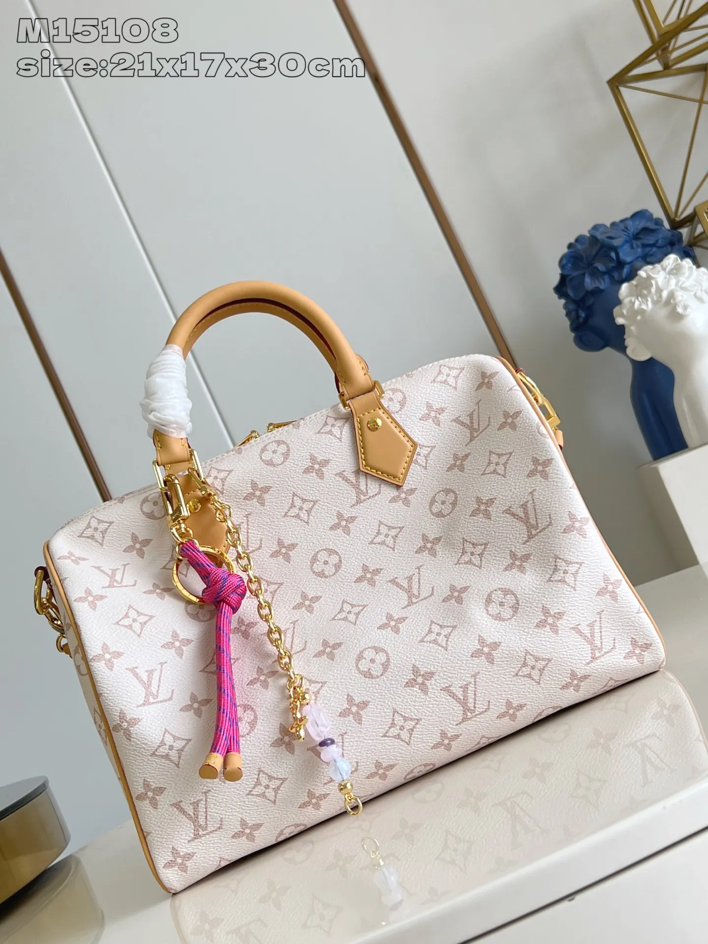 💰1100 Top-quality original individual real shot M15108] This Speedy Soft 30 Lucky handbag is made of Monogram Dune canvas and trimmed with VVN leather. It is decorated with jewelry-like decoration, contrasting lining, rope knots and dazzling metal parts to highlight the exquisite details. The ample structure can easily accommodate a tablet computer and daily needs. 21 x 17 x 30 cm (height x width x length)