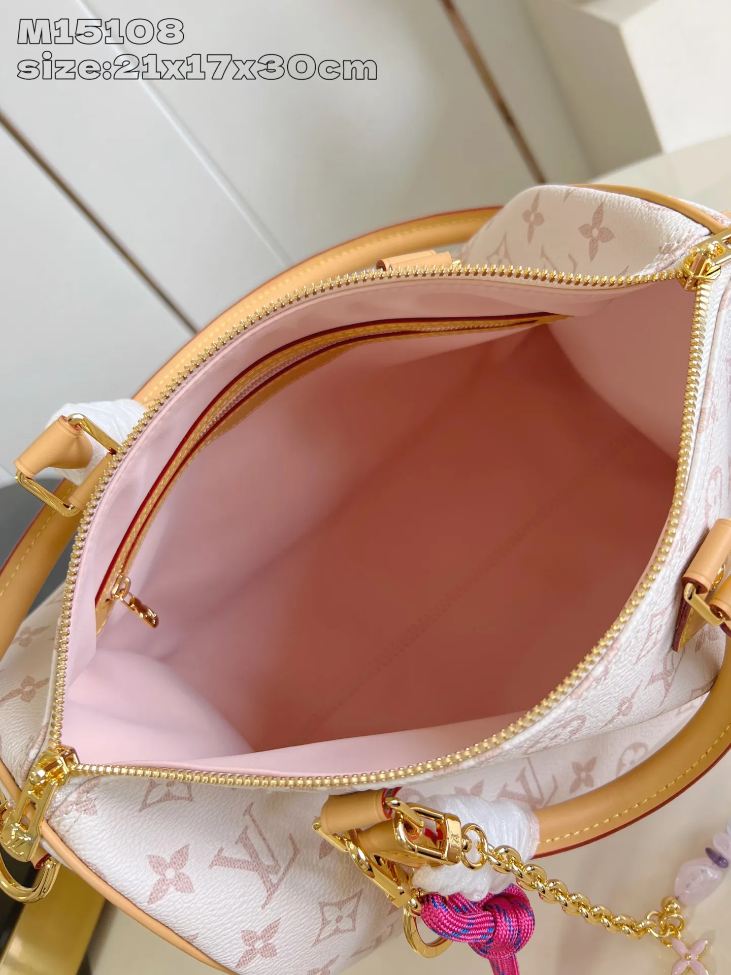 💰1100 Top-quality original individual real shot M15108] This Speedy Soft 30 Lucky handbag is made of Monogram Dune canvas and trimmed with VVN leather. It is decorated with jewelry-like decoration, contrasting lining, rope knots and dazzling metal parts to highlight the exquisite details. The ample structure can easily accommodate a tablet computer and daily needs. 21 x 17 x 30 cm (height x width x length)