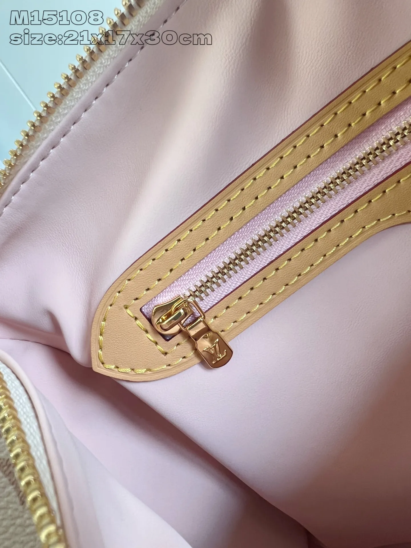 💰1100 Top-quality original individual real shot M15108] This Speedy Soft 30 Lucky handbag is made of Monogram Dune canvas and trimmed with VVN leather. It is decorated with jewelry-like decoration, contrasting lining, rope knots and dazzling metal parts to highlight the exquisite details. The ample structure can easily accommodate a tablet computer and daily needs. 21 x 17 x 30 cm (height x width x length)