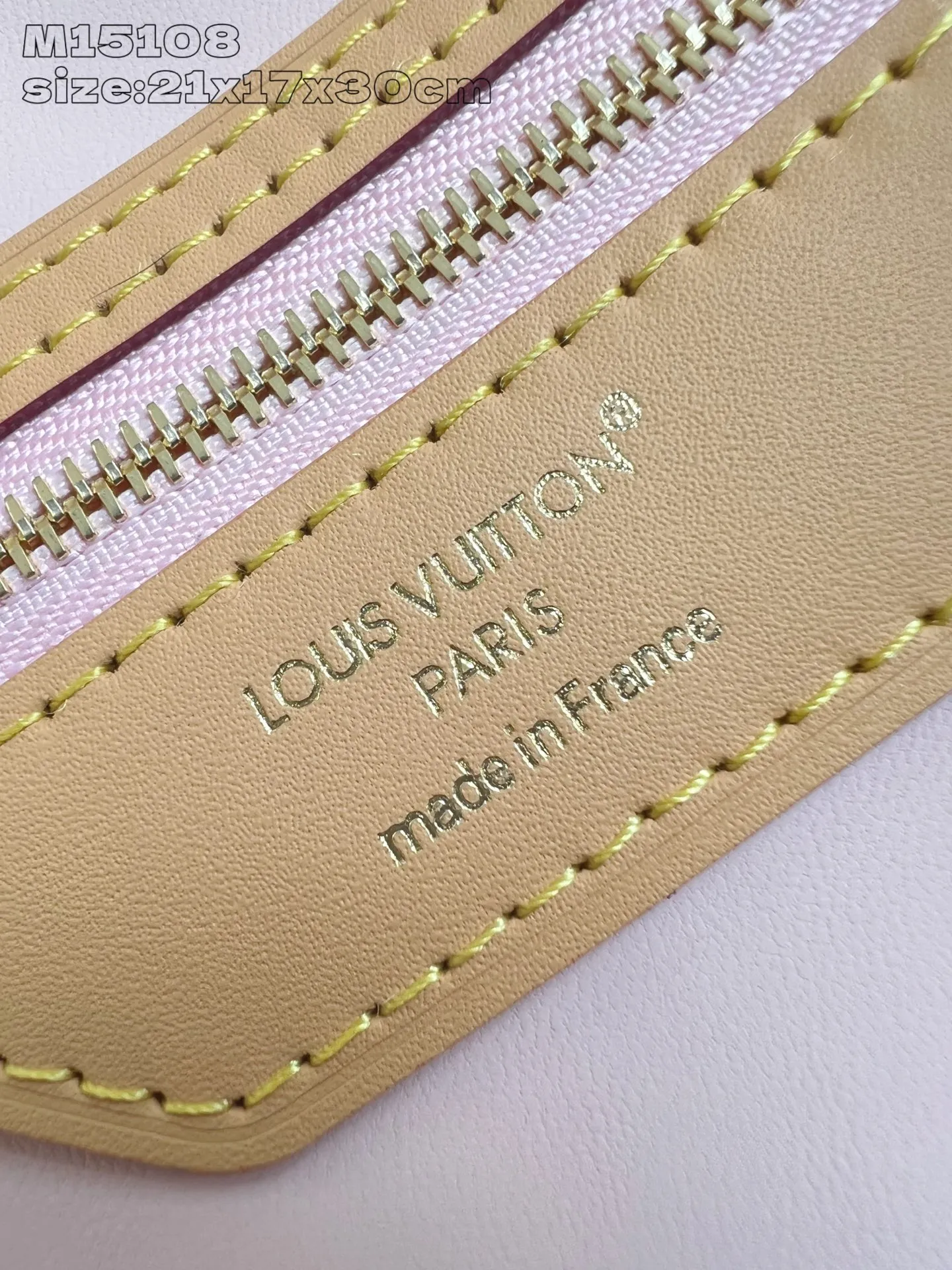 💰1100 Top-quality original individual real shot M15108] This Speedy Soft 30 Lucky handbag is made of Monogram Dune canvas and trimmed with VVN leather. It is decorated with jewelry-like decoration, contrasting lining, rope knots and dazzling metal parts to highlight the exquisite details. The ample structure can easily accommodate a tablet computer and daily needs. 21 x 17 x 30 cm (height x width x length)