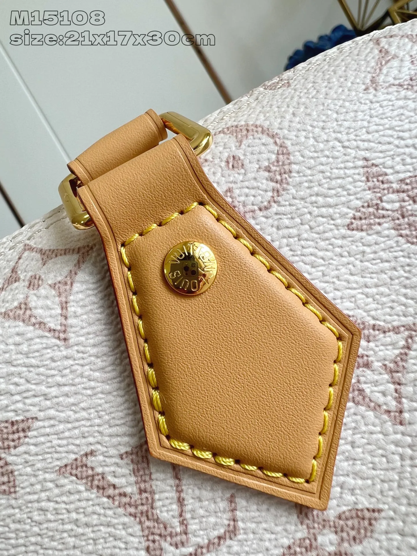 💰1100 Top-quality original individual real shot M15108] This Speedy Soft 30 Lucky handbag is made of Monogram Dune canvas and trimmed with VVN leather. It is decorated with jewelry-like decoration, contrasting lining, rope knots and dazzling metal parts to highlight the exquisite details. The ample structure can easily accommodate a tablet computer and daily needs. 21 x 17 x 30 cm (height x width x length)