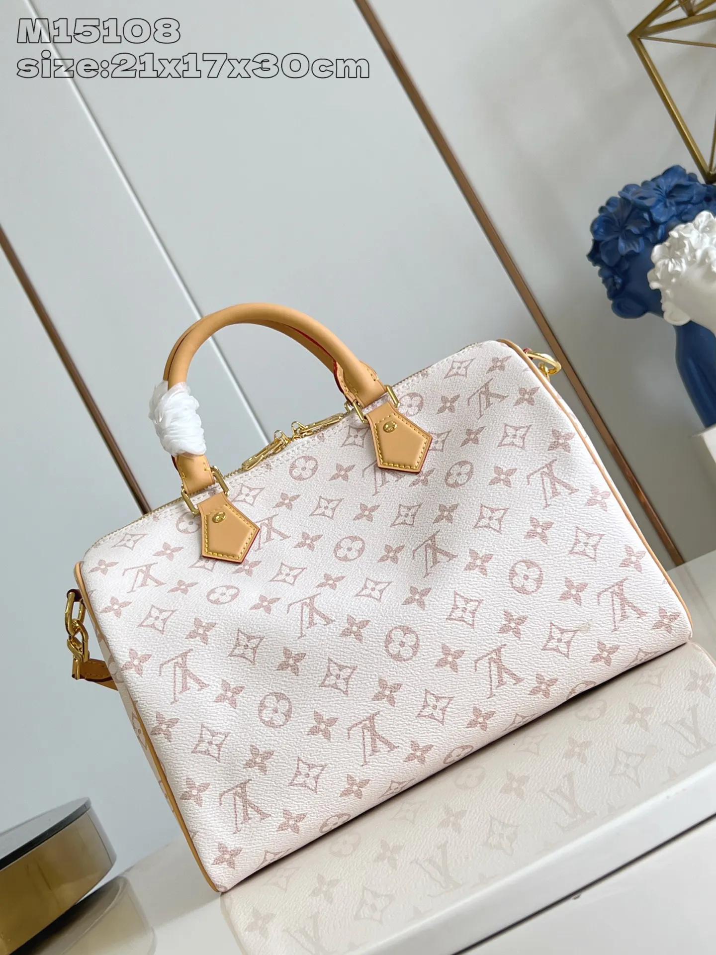 💰1100 Top-quality original individual real shot M15108] This Speedy Soft 30 Lucky handbag is made of Monogram Dune canvas and trimmed with VVN leather. It is decorated with jewelry-like decoration, contrasting lining, rope knots and dazzling metal parts to highlight the exquisite details. The ample structure can easily accommodate a tablet computer and daily needs. 21 x 17 x 30 cm (height x width x length)