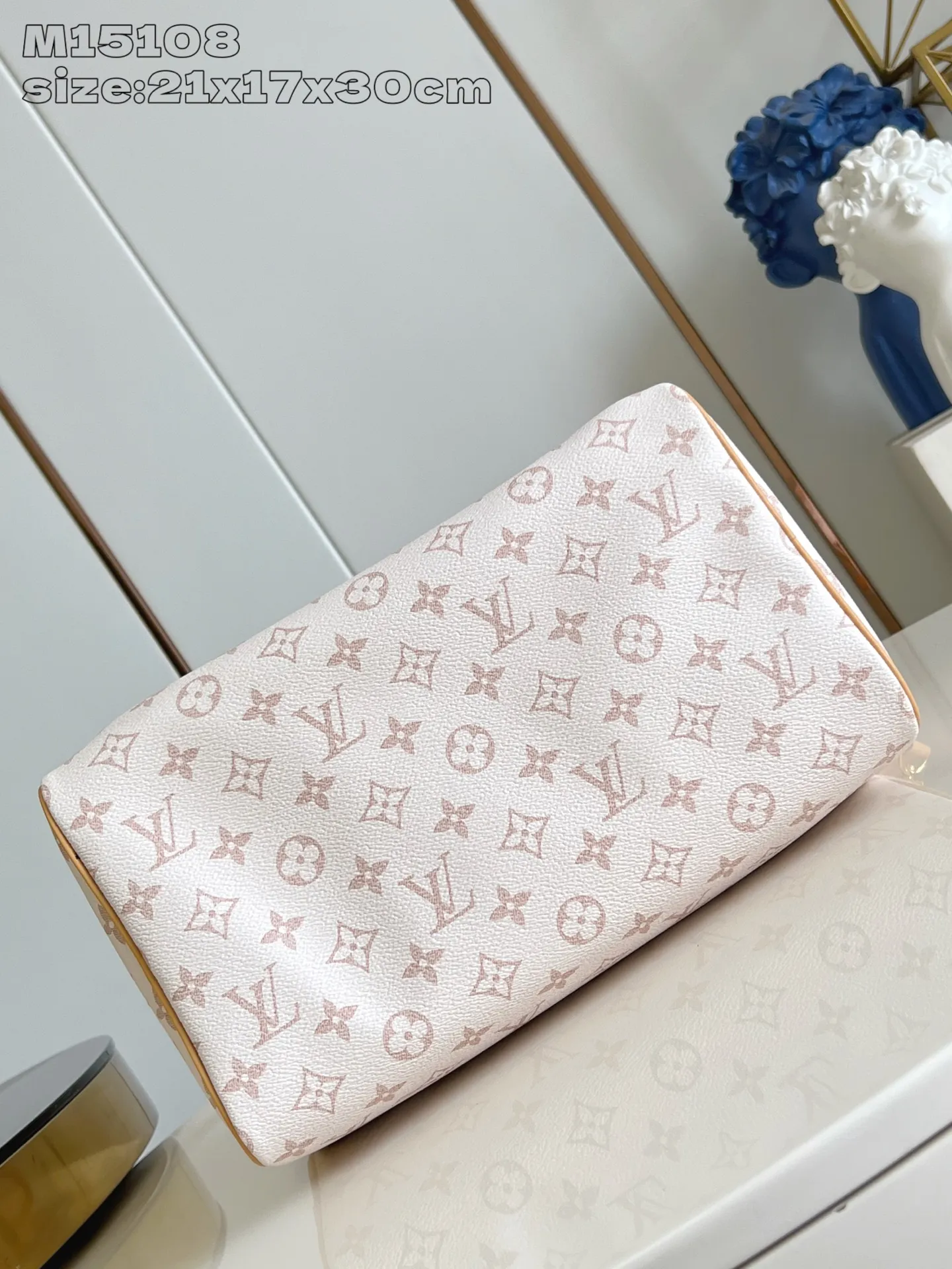 💰1100 Top-quality original individual real shot M15108] This Speedy Soft 30 Lucky handbag is made of Monogram Dune canvas and trimmed with VVN leather. It is decorated with jewelry-like decoration, contrasting lining, rope knots and dazzling metal parts to highlight the exquisite details. The ample structure can easily accommodate a tablet computer and daily needs. 21 x 17 x 30 cm (height x width x length)