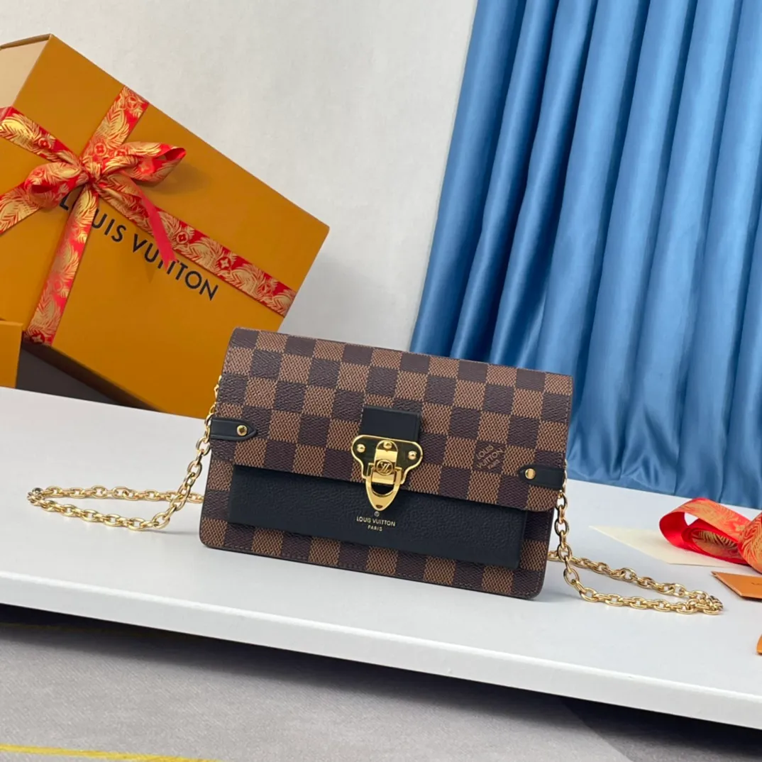 P640 🇫🇷Exclusive real shot of overseas original order N60221! The Vavin Chain Wallet combines Louis Vuitton's signature Damier canvas with leather. The design element of the brand's traditional luggage is transformed into a gold hook and embellished flap. With the clever use of the detachable chain shoulder strap, it can be easily changed into various carrying methods, making it suitable for day and night occasions. Size: 19×12.5×4cm