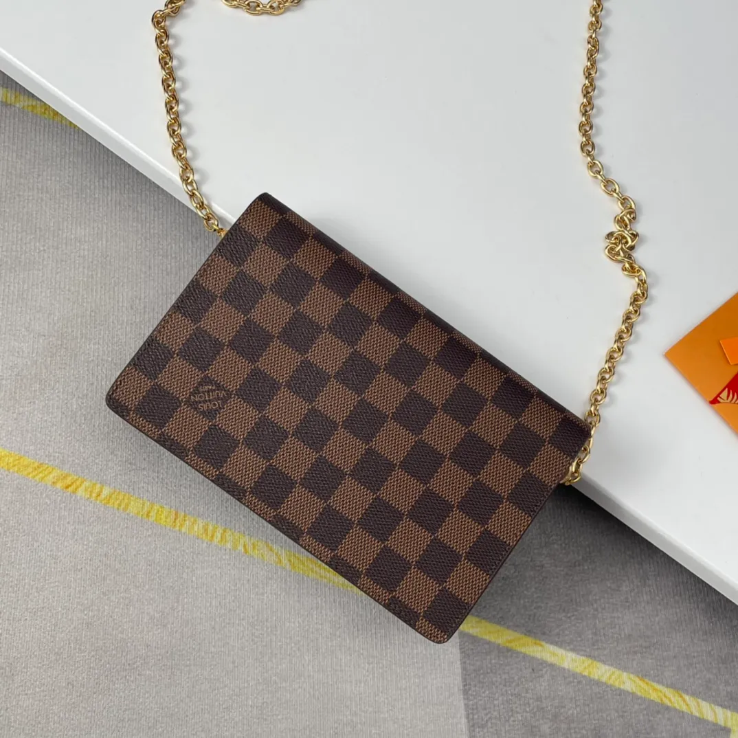 P640 🇫🇷Exclusive real shot of overseas original order N60221! The Vavin Chain Wallet combines Louis Vuitton's signature Damier canvas with leather. The design element of the brand's traditional luggage is transformed into a gold hook and embellished flap. With the clever use of the detachable chain shoulder strap, it can be easily changed into various carrying methods, making it suitable for day and night occasions. Size: 19×12.5×4cm