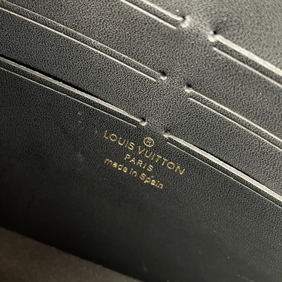 P640 🇫🇷Exclusive real shot of overseas original order N60221! The Vavin Chain Wallet combines Louis Vuitton's signature Damier canvas with leather. The design element of the brand's traditional luggage is transformed into a gold hook and embellished flap. With the clever use of the detachable chain shoulder strap, it can be easily changed into various carrying methods, making it suitable for day and night occasions. Size: 19×12.5×4cm