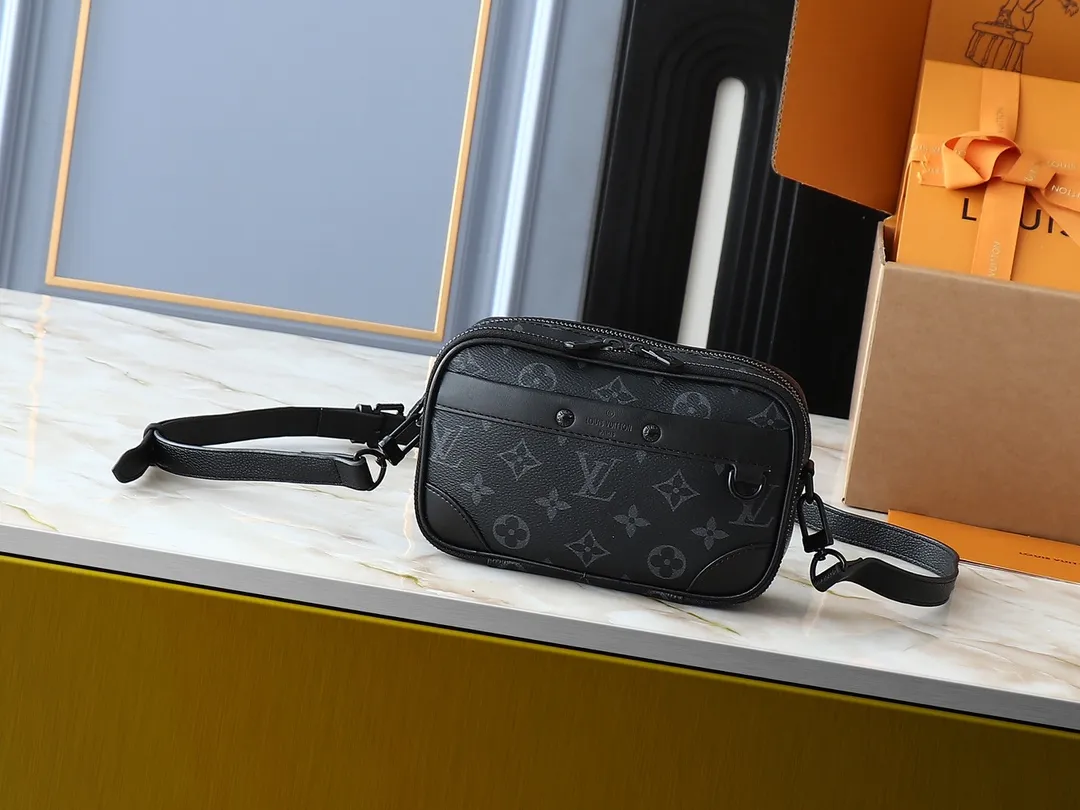 💰240💰Upgraded from the original M83383 M82542 M82544 M82801 mini men's messenger bag series. The new Zly hx NANO ALPHA handbag of the season. The Neo Alpha handbag condenses the past Alpha handbag design with rounded strokes and uses soft Monogram Eclipse canvas to build a casual silhouette. The ample space is equipped with a zipper compartment and front patch pocket to hold daily necessities such as mobile phones, cards and keys, and comes with a detachable and adjustable leather shoulder strap. 18.5 x 11 x 6.5 cm.