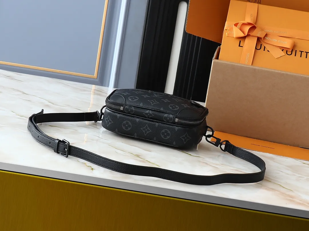 💰240💰Upgraded from the original M83383 M82542 M82544 M82801 mini men's messenger bag series. The new Zly hx NANO ALPHA handbag of the season. The Neo Alpha handbag condenses the past Alpha handbag design with rounded strokes and uses soft Monogram Eclipse canvas to build a casual silhouette. The ample space is equipped with a zipper compartment and front patch pocket to hold daily necessities such as mobile phones, cards and keys, and comes with a detachable and adjustable leather shoulder strap. 18.5 x 11 x 6.5 cm.
