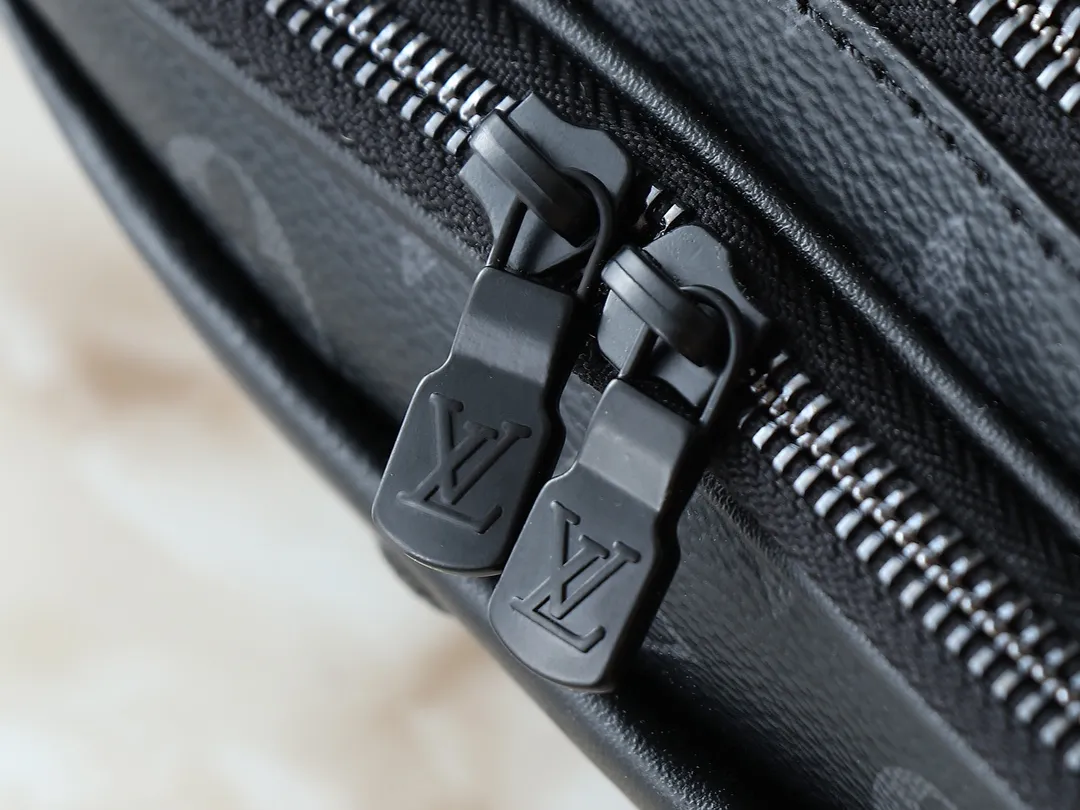 💰240💰Upgraded from the original M83383 M82542 M82544 M82801 mini men's messenger bag series. The new Zly hx NANO ALPHA handbag of the season. The Neo Alpha handbag condenses the past Alpha handbag design with rounded strokes and uses soft Monogram Eclipse canvas to build a casual silhouette. The ample space is equipped with a zipper compartment and front patch pocket to hold daily necessities such as mobile phones, cards and keys, and comes with a detachable and adjustable leather shoulder strap. 18.5 x 11 x 6.5 cm.