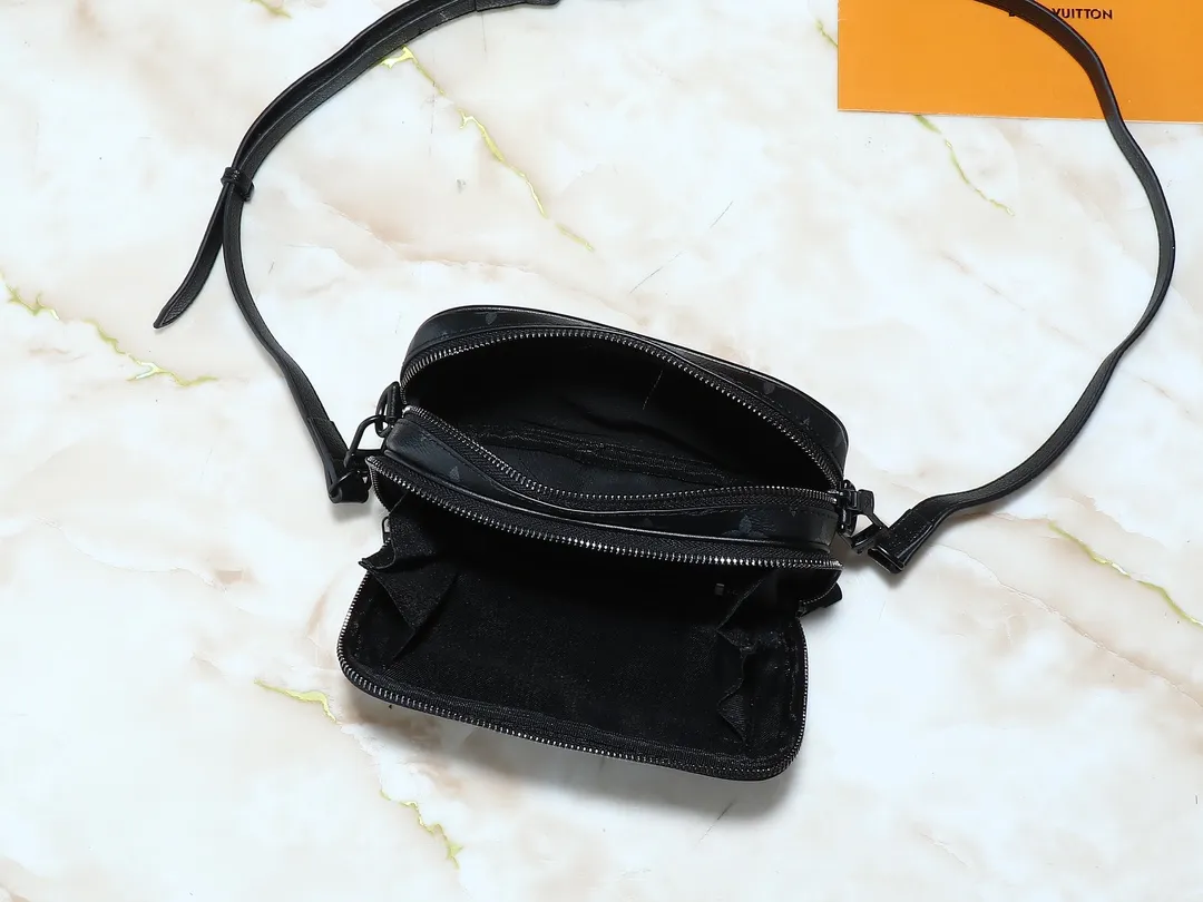 💰240💰Upgraded from the original M83383 M82542 M82544 M82801 mini men's messenger bag series. The new Zly hx NANO ALPHA handbag of the season. The Neo Alpha handbag condenses the past Alpha handbag design with rounded strokes and uses soft Monogram Eclipse canvas to build a casual silhouette. The ample space is equipped with a zipper compartment and front patch pocket to hold daily necessities such as mobile phones, cards and keys, and comes with a detachable and adjustable leather shoulder strap. 18.5 x 11 x 6.5 cm.
