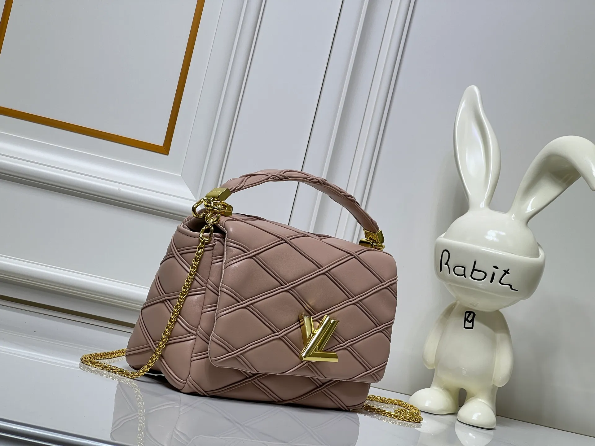 Batch 320💰M23689 M22891 Nicolas Ghesquière devoted new craftsmanship exploration to the GO-14 medium handbag, hand-painting the baked effect on the quilted sheepskin leather, showing an avant-garde style. The LV Twist twist lock highlights the brand's style, and the top handle and adjustable chain are detachable, allowing for a variety of carrying methods. Size: 23X16X10